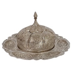 Vassoio per noci in argento con coperchio a cupola in tecnica Repoussé, Pakistan, anni '50