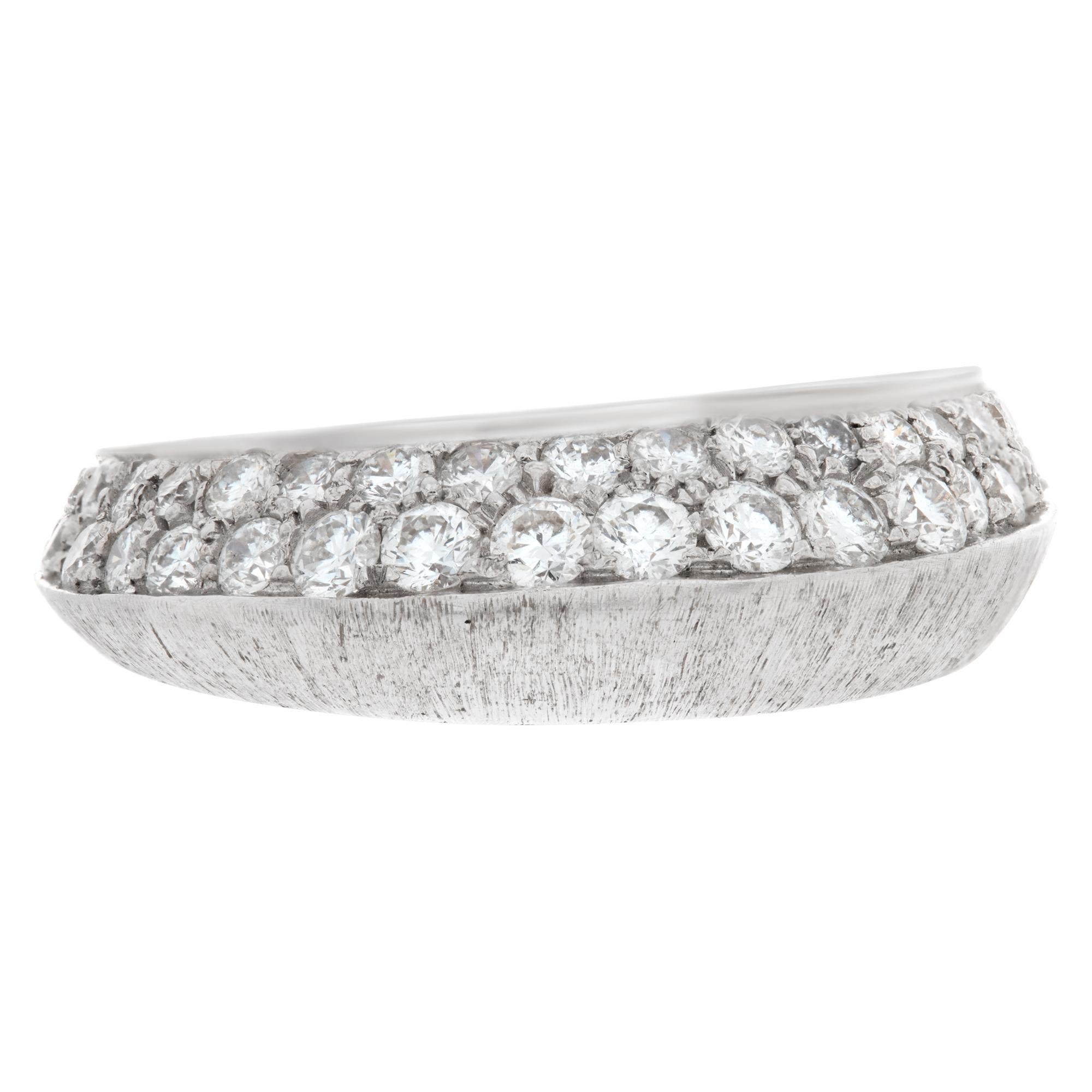 Anello con diamante brillante a cupola in oro bianco opaco 18k con circa 1 carato di diamanti bianchi puliti. 1 carato di diamanti bianchi puliti Misura: 6Questo anello con diamante è attualmente di misura 6 e alcuni articoli possono essere