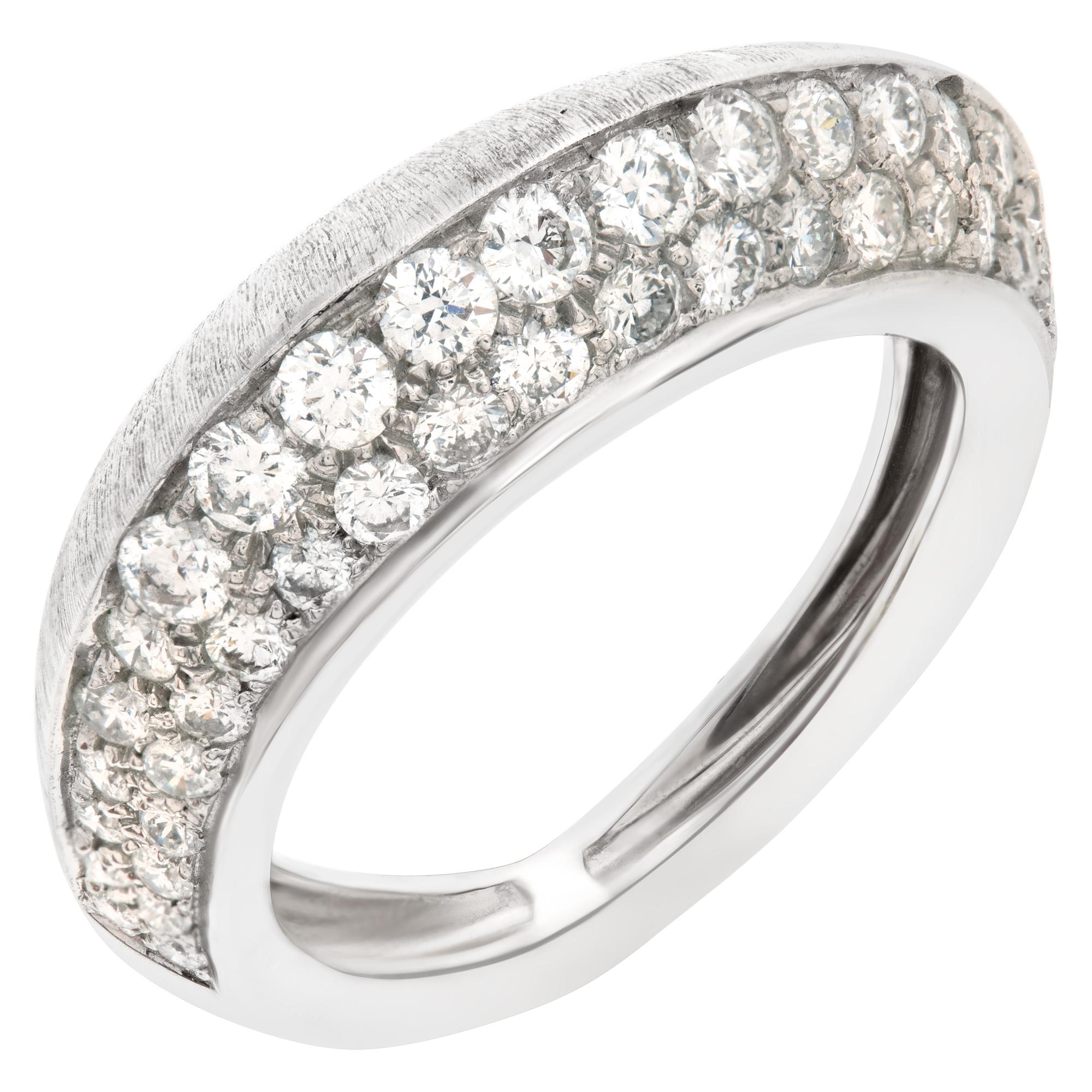 Anello con diamante a cupola in oro bianco opaco 18k, 1,00 carati di diamanti In condizioni ottime in vendita a Surfside, FL