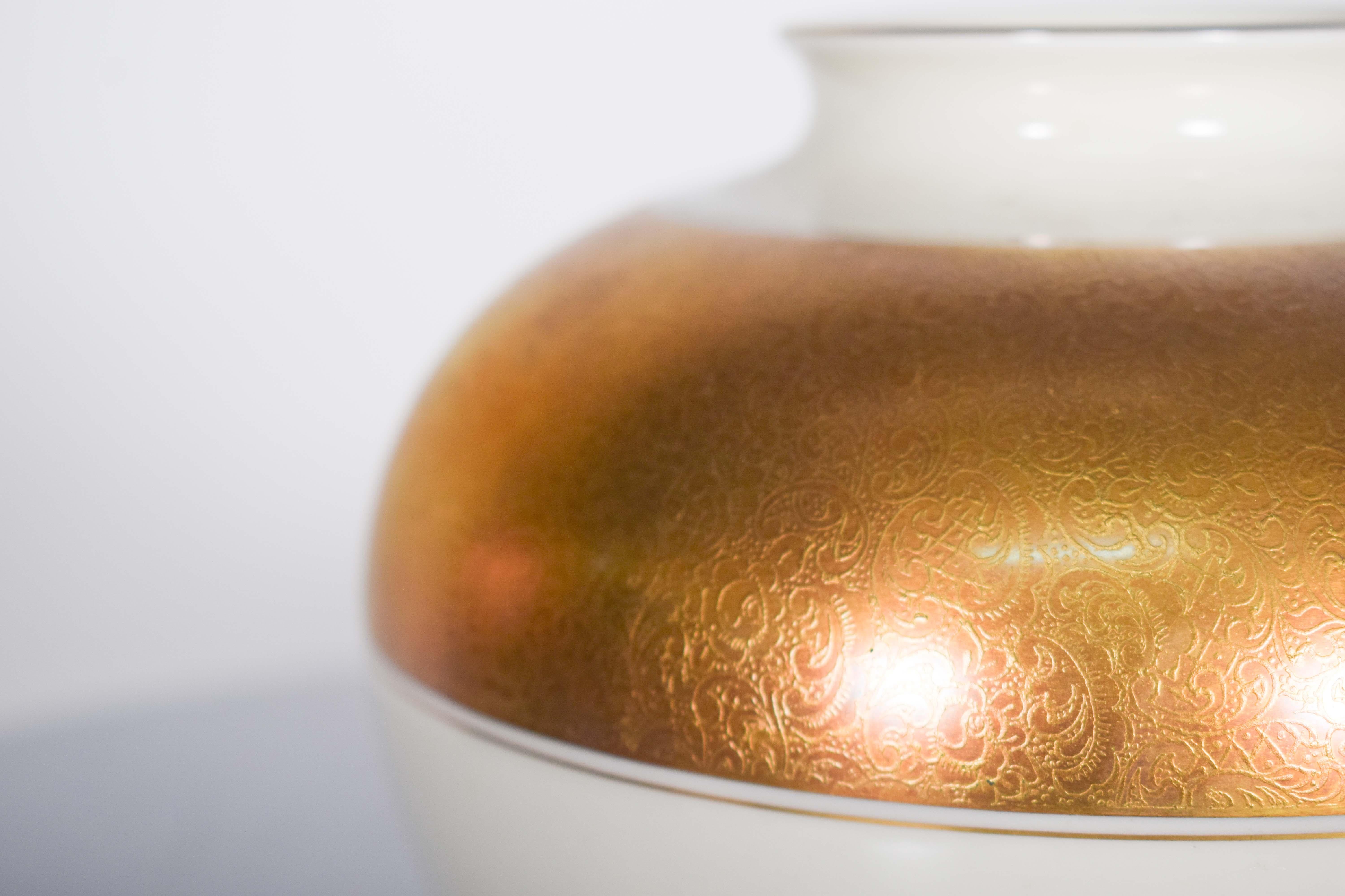 Brocca a cupola in porcellana Alka della Baviera. Decorato in oro e con incisioni, su sfondo bianco. Con una forma rotonda e voluminosa, caratteristica di una brocca rigonfia, trasmette una sensazione di generosità ed eleganza, essendo perfetta sia