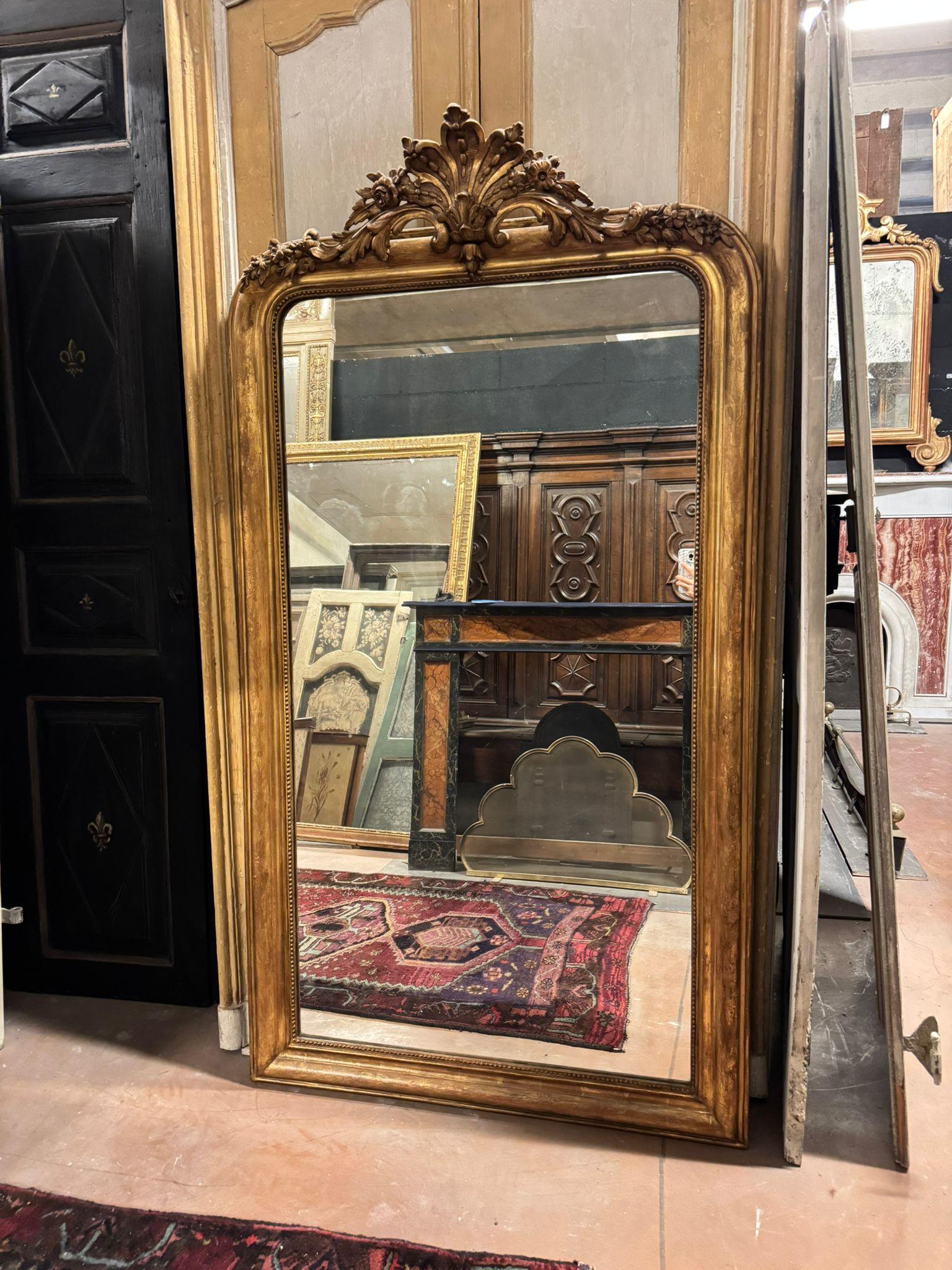 Splendide et rare miroir ancien à dôme, remarquable par ses grandes dimensions : la hauteur maximale, corniche comprise, est de 185 cm, et la largeur de 101 cm. Il s'agit à l'origine d'un miroir de console, utilisé dans les grandes pièces du XIXe