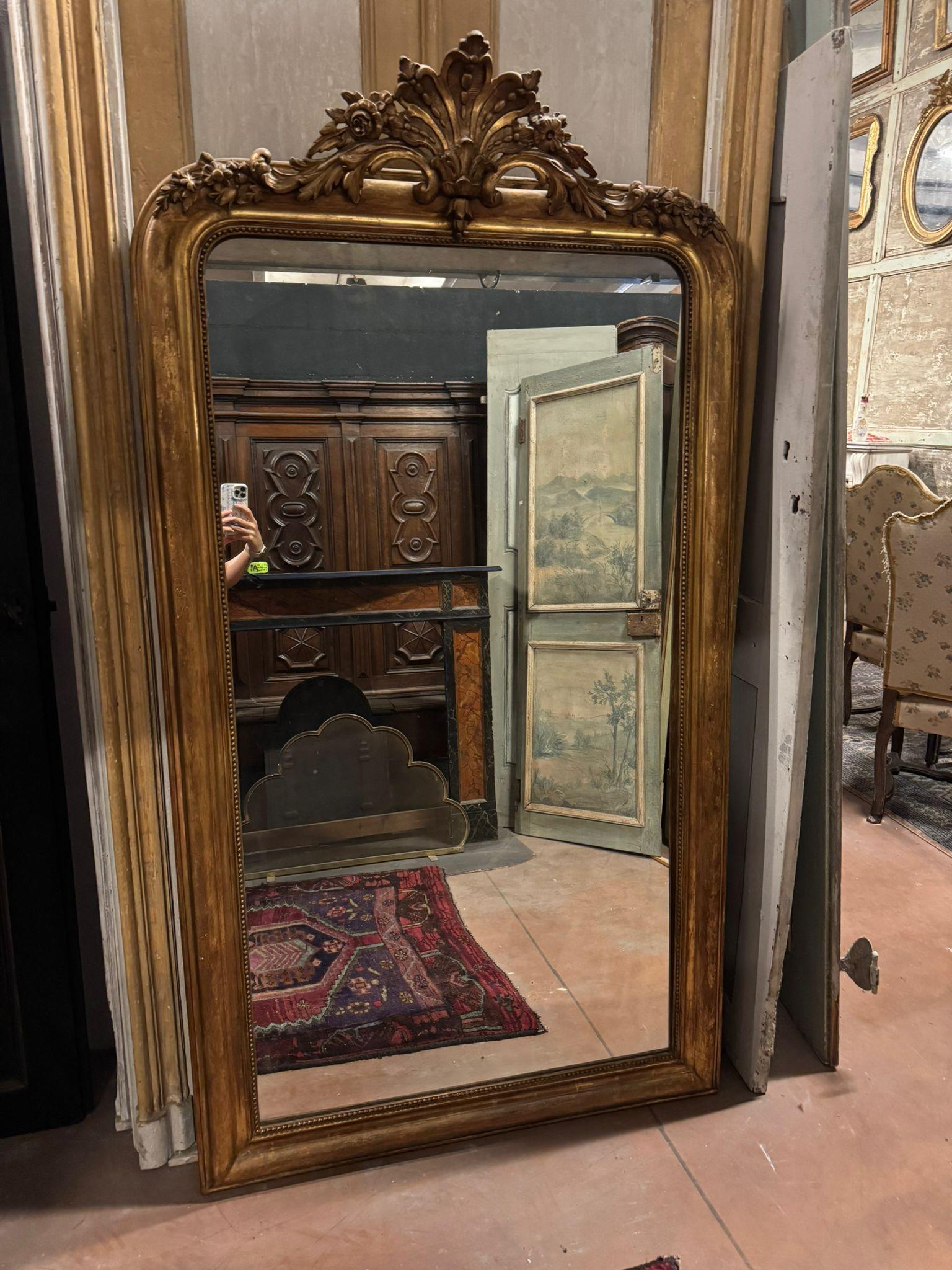 Français Miroir bombé à cimaises sculptées et patinées, France en vente