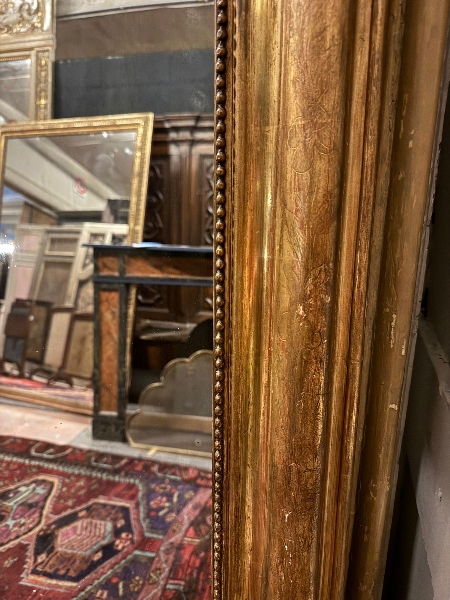 Sculpté Miroir bombé à cimaises sculptées et patinées, France en vente
