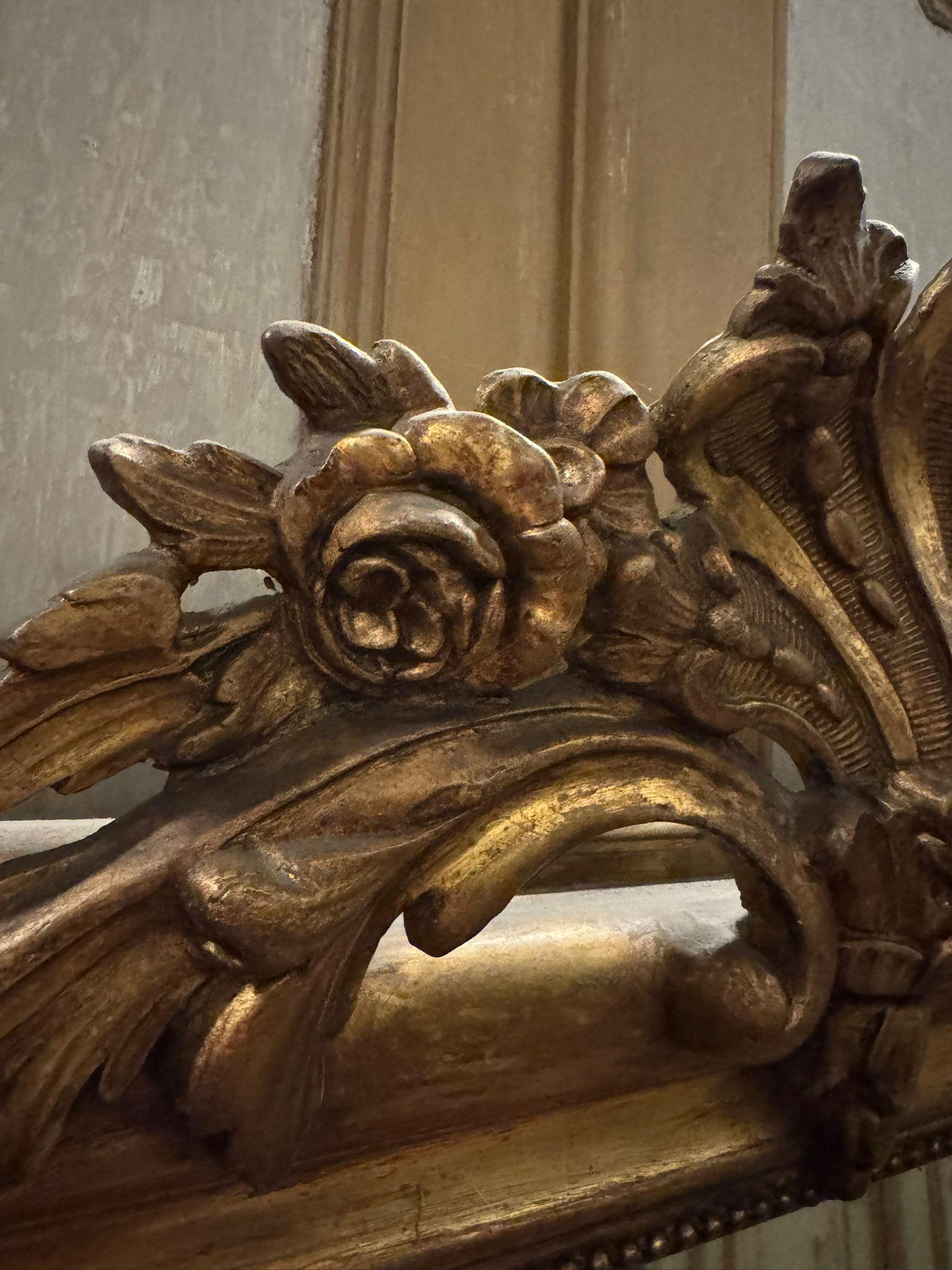 Miroir bombé à cimaises sculptées et patinées, France Bon état - En vente à Cuneo, Italy (CN)