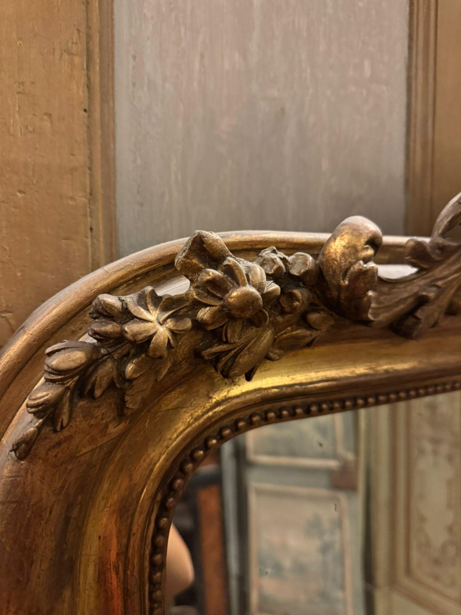 XIXe siècle Miroir bombé à cimaises sculptées et patinées, France en vente