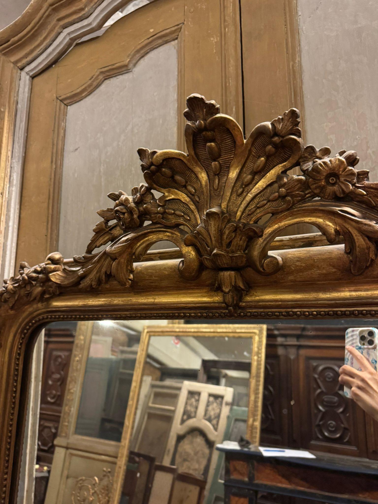 Miroir bombé à cimaises sculptées et patinées, France en vente 1