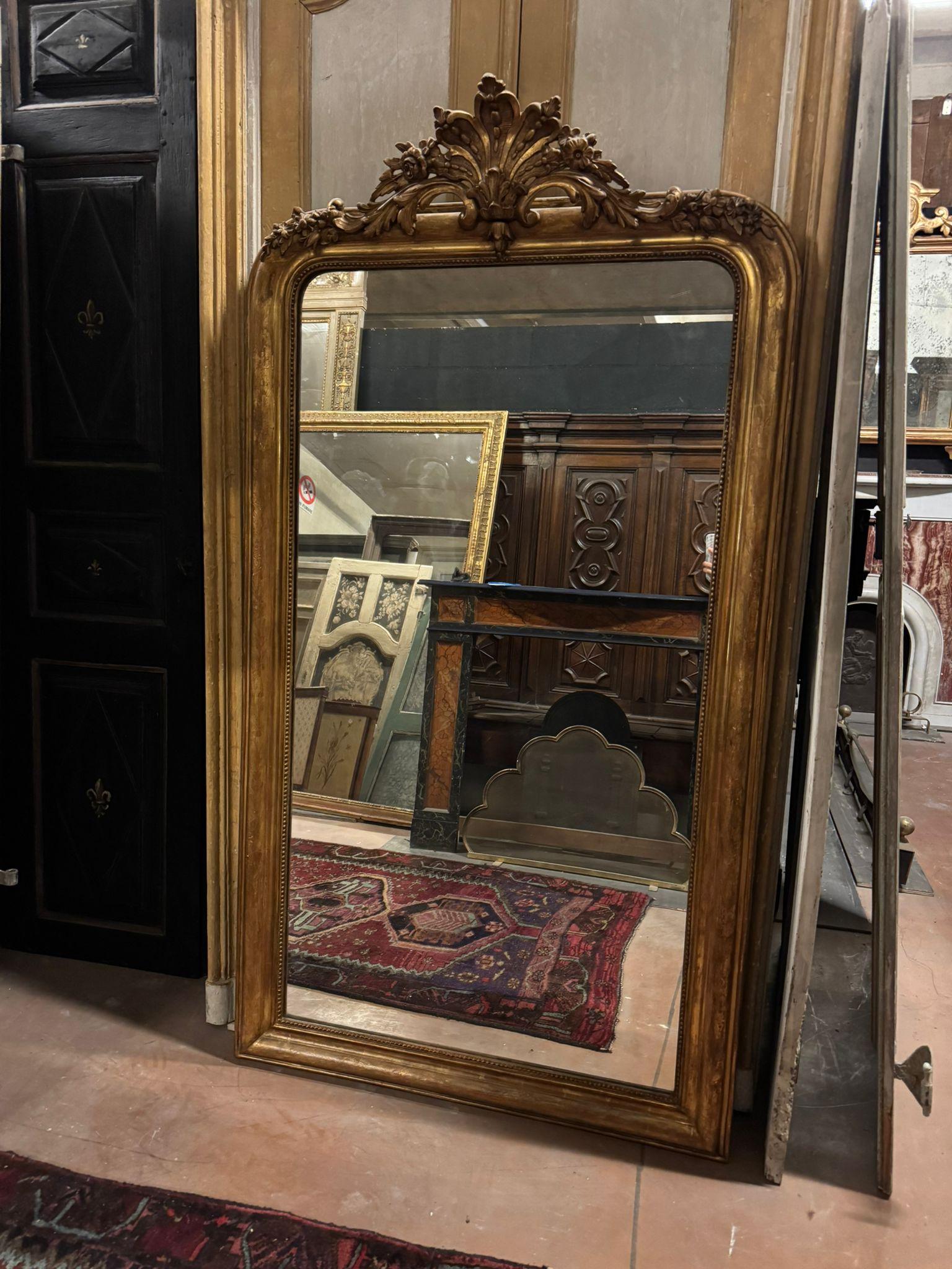 Miroir bombé à cimaises sculptées et patinées, France en vente 2