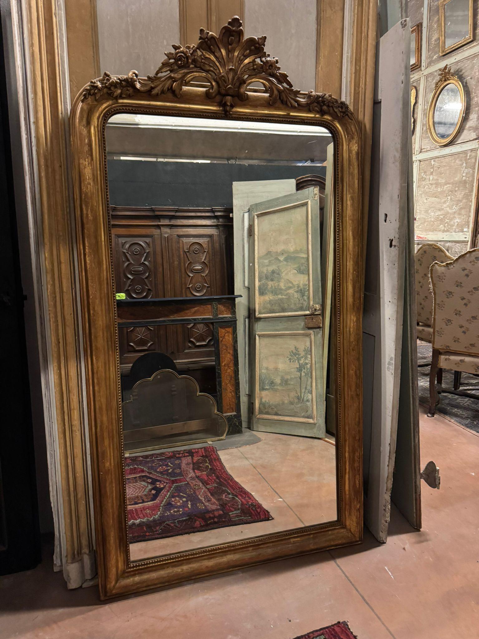 Miroir bombé à cimaises sculptées et patinées, France en vente 3