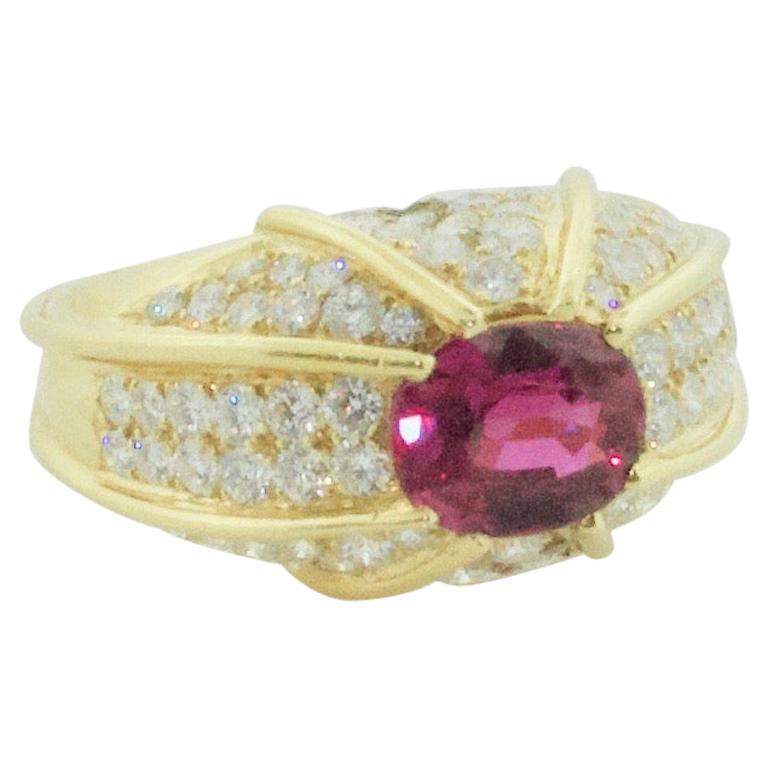 Ring mit gewölbtem Rubin und Diamanten aus 18 Karat Gelbgold, GIA, unbehandelt