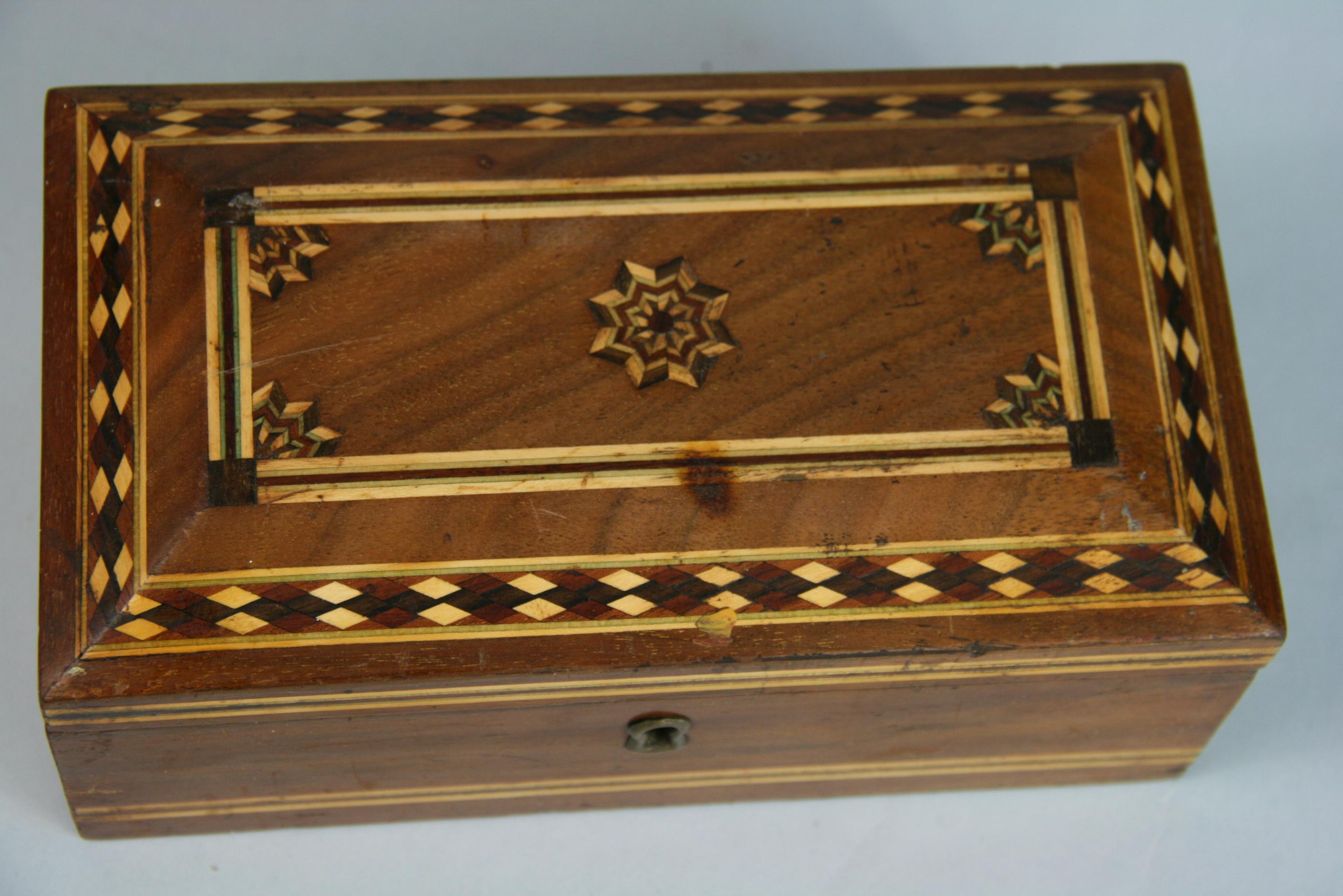 Gewölbter Deckel mit Intarsien aus Holz und Metallauskleidung im Zustand „Gut“ im Angebot in Douglas Manor, NY