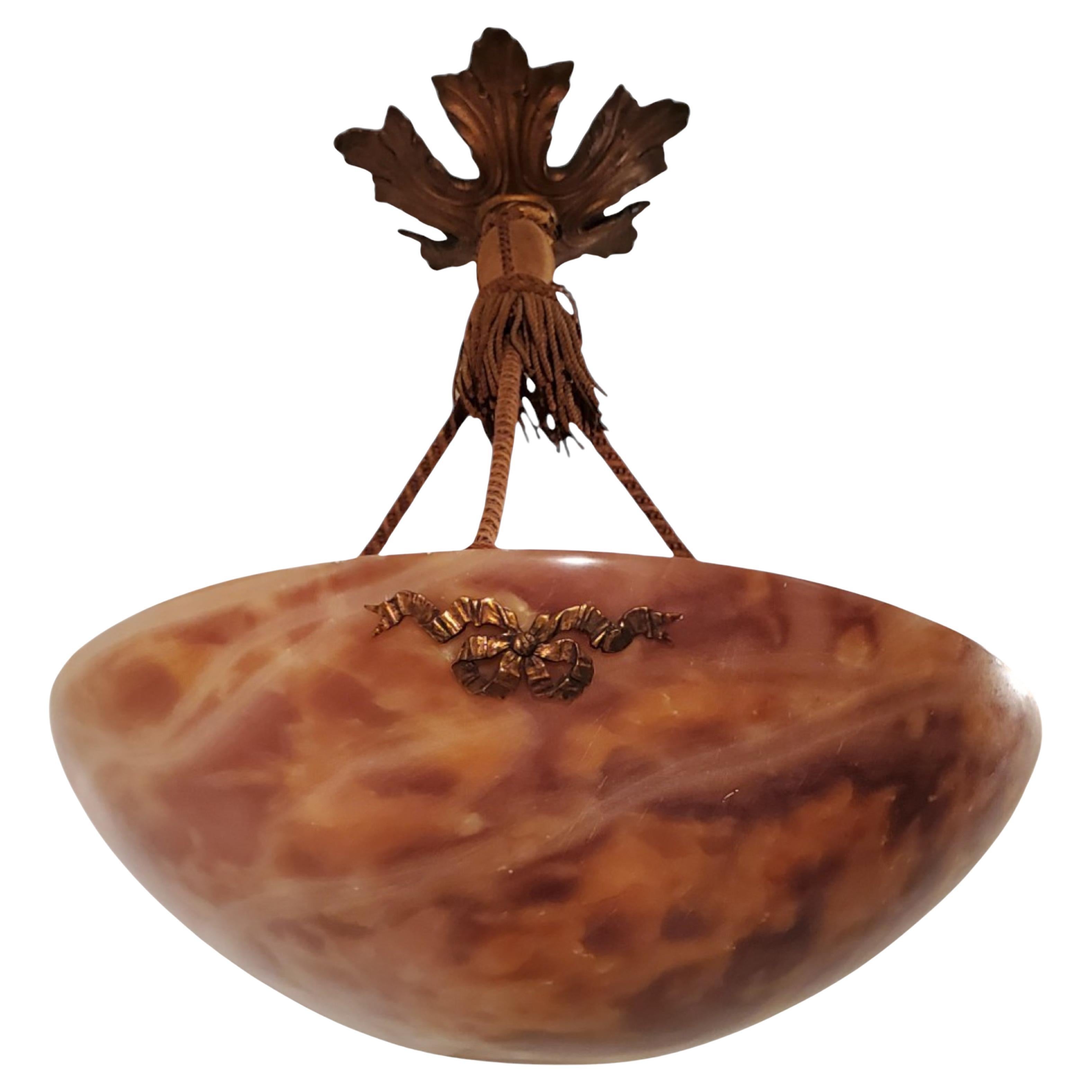 
Pendentif en forme de bol en albâtre, original et non électrifié, de style Art déco français, avec un magnifique motif de zones contrastées de couleur miel doré, orange brûlé, ambre, rouge brique et cognac, ressemblant à la coloration d'un calicot.