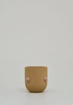 Tazza scultorea in gres Domi Beige in Pink, design contemporaneo