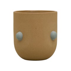 Domi Beige Skulpturale Steingut-Tasse, Zeitgenössisches Design