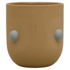 Domi Beige Skulpturale Steingut-Tasse, Zeitgenössisches Design