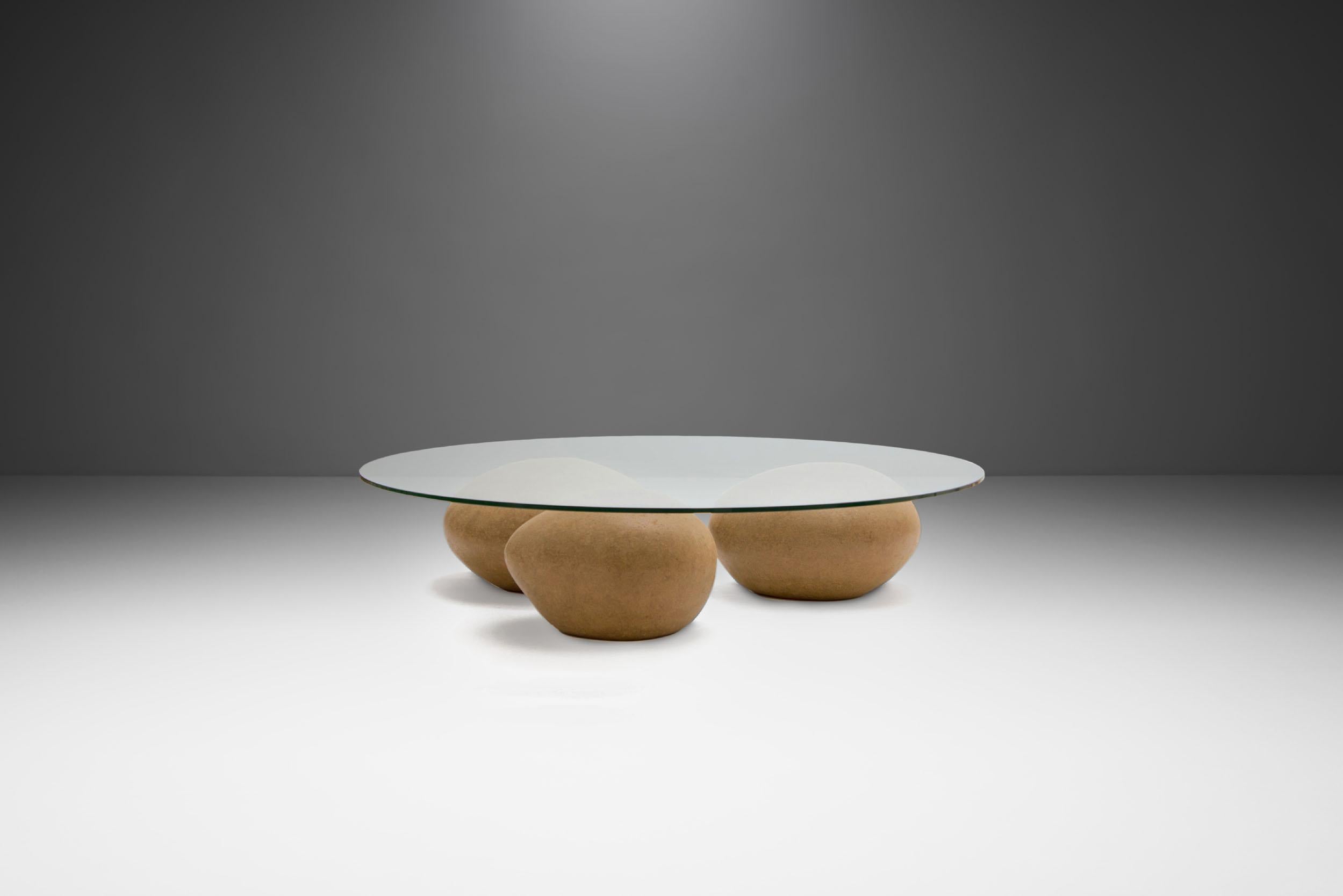 Cette table Água de l'artiste contemporain Domingos Tótora est une pièce exceptionnelle. Le nom, qui signifie eau en portugais, parle de lui-même.

La table Água se compose de trois formes en forme de galets sous un plateau en verre qui
