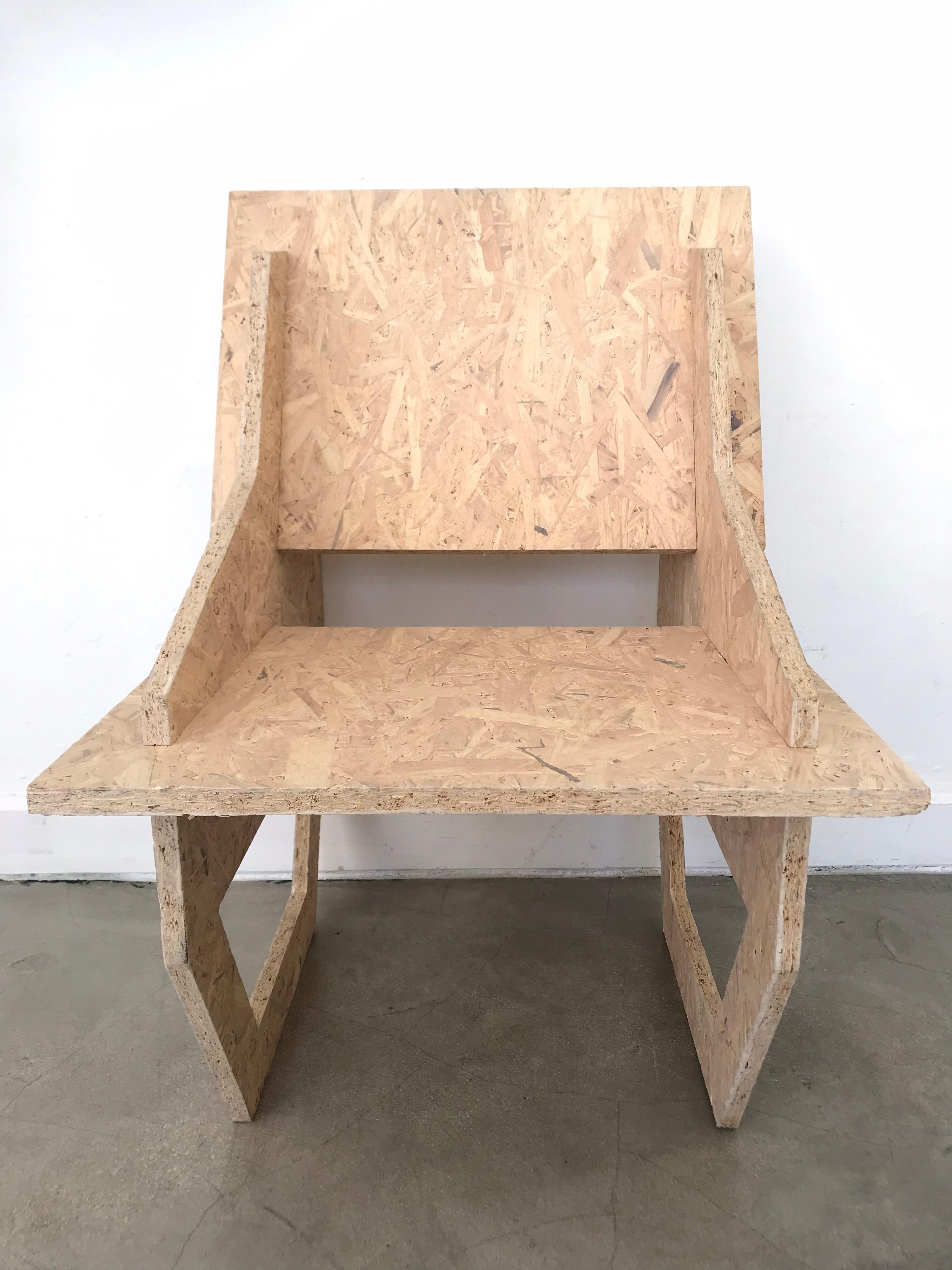 Stuhl im konstruktivistischen Stil, entworfen von Dominic Beattie, aus mit Kalk gewachstem OSB, 2018.