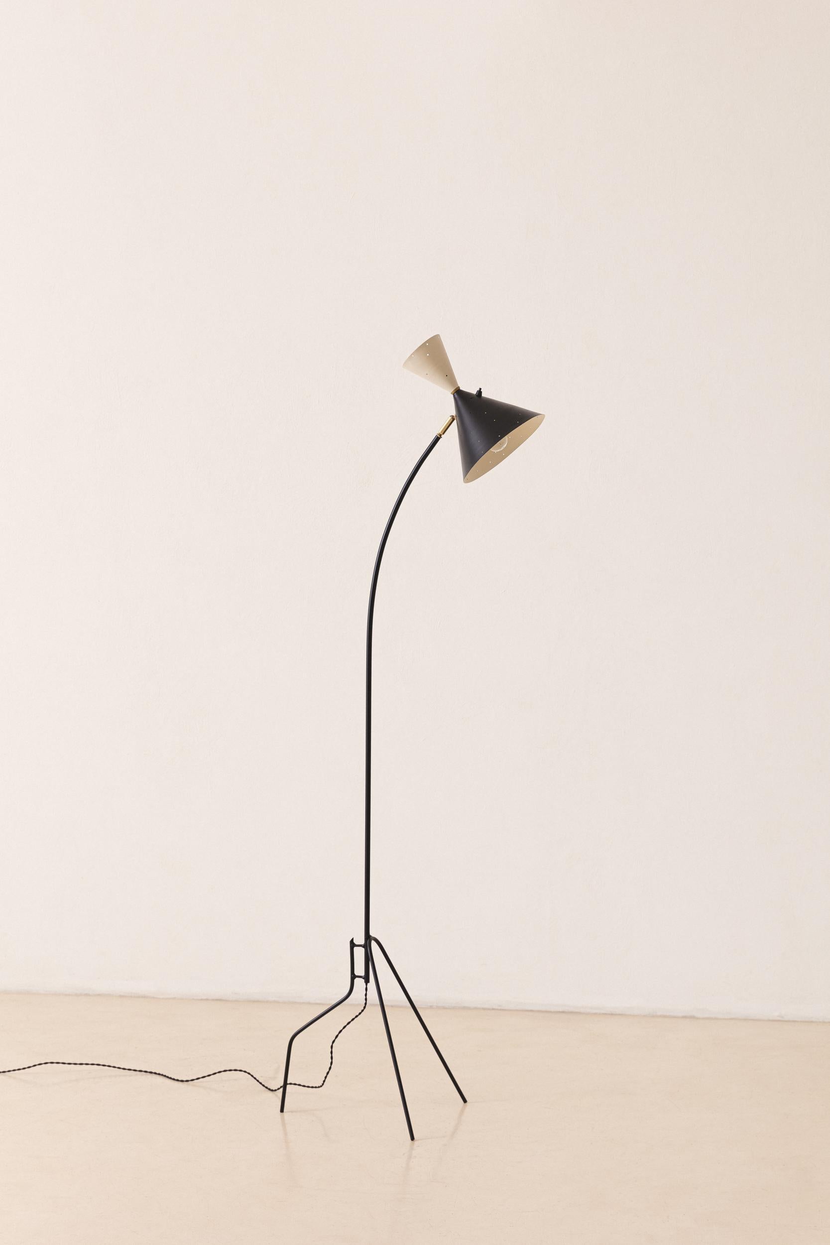 Dominici Iluminação Moderna, 1934 von Enrico Furio Dominici gegründet, begann als Beleuchtungsgeschäft in Bologna, Italien, bevor er inmitten der Kriegsereignisse nach Brasilien umzog.

Dominici stellte dem brasilianischen Publikum faszinierende