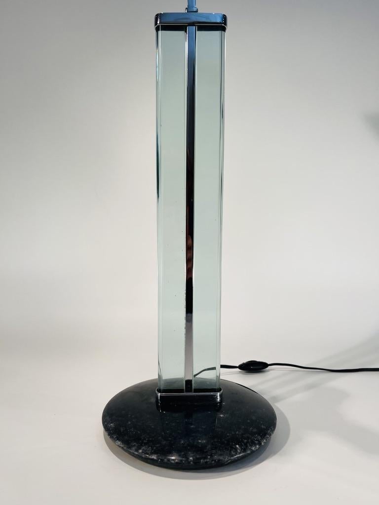 Ferronnerie Lampe de table Dominici en verre, métal et marbre.  en vente