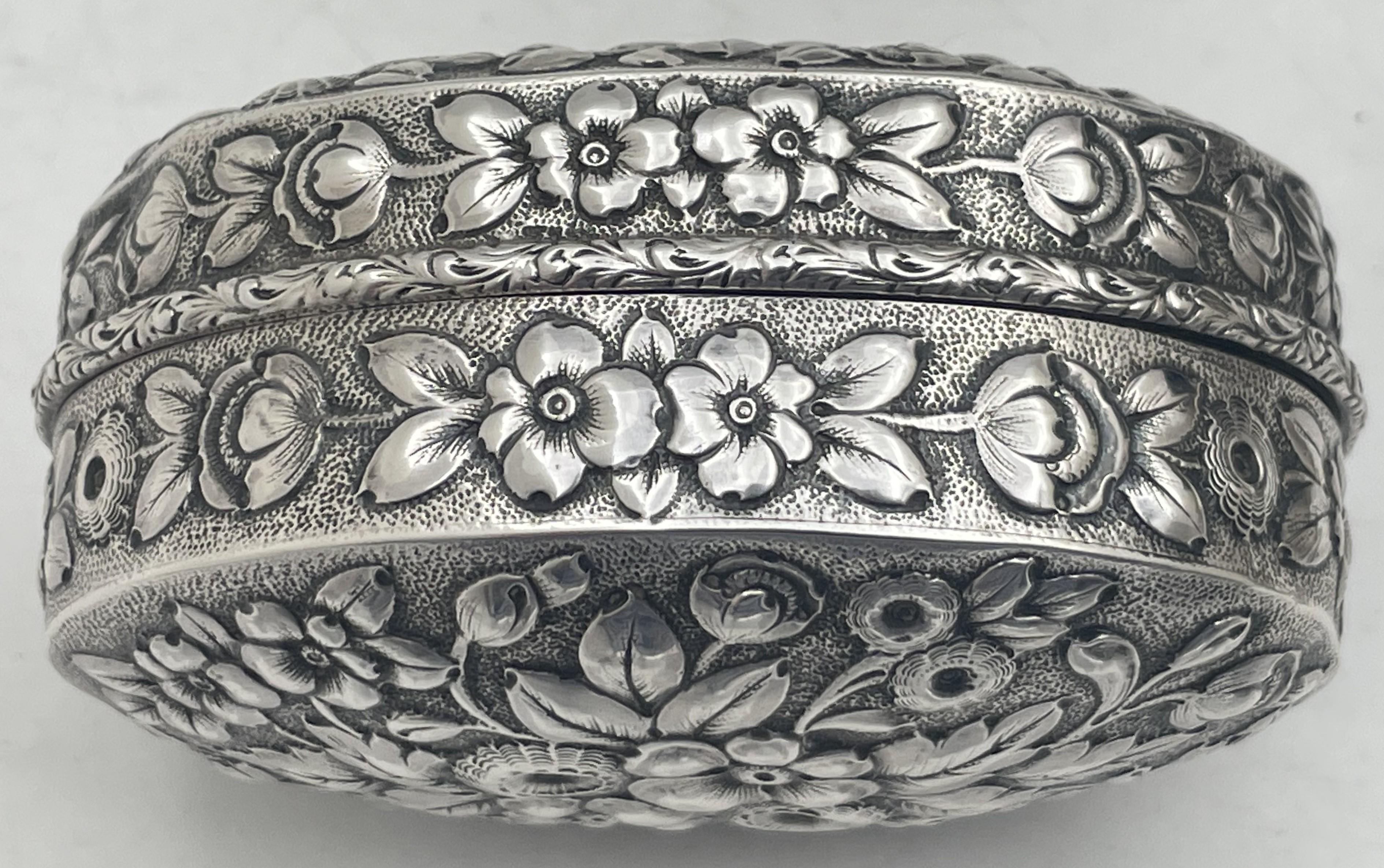 Dominick & Haff / Bailey, Banks & Biddle Oval Repousse-Schnupftabakdose aus Sterlingsilber (Repoussé) im Angebot