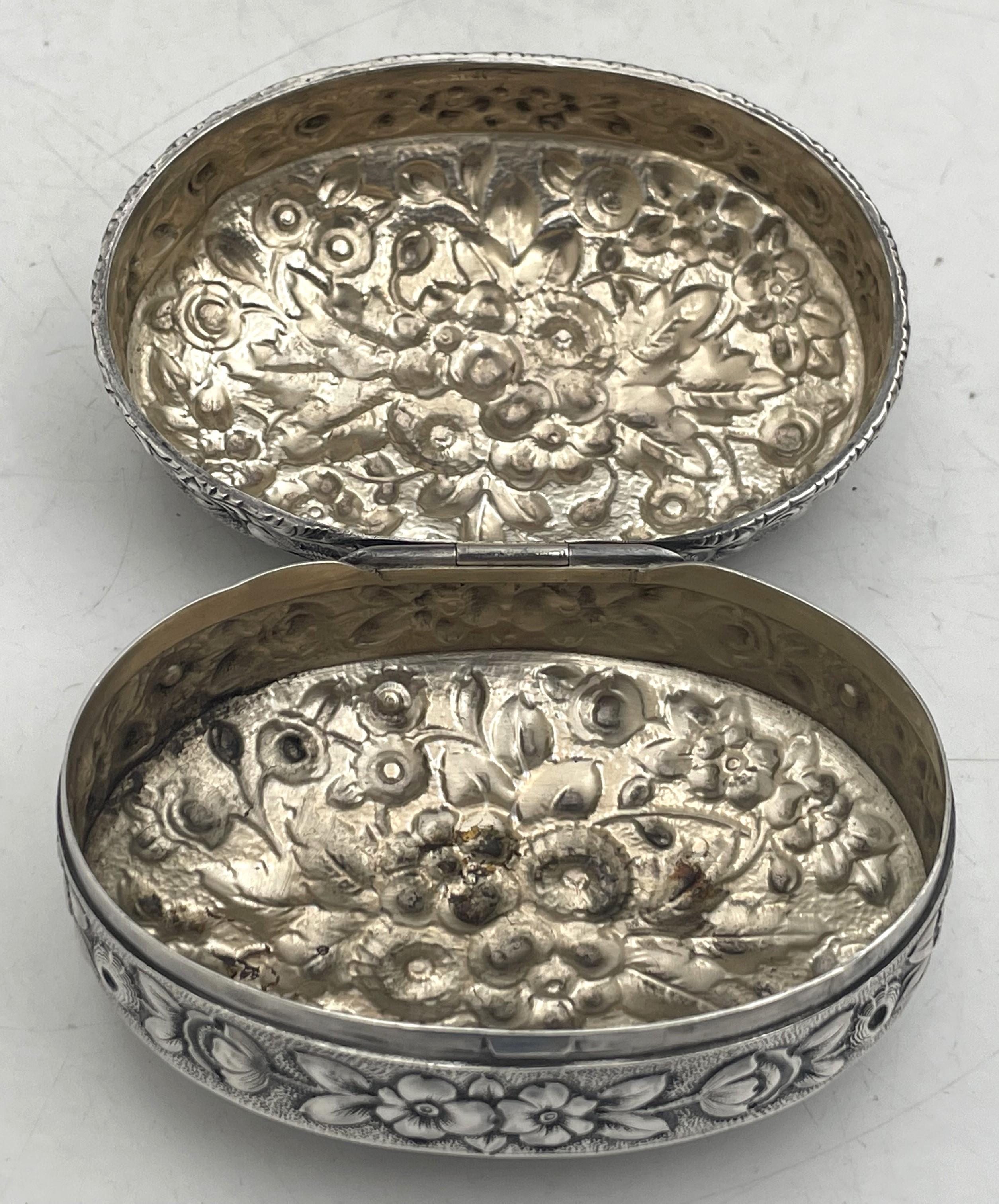 Dominick & Haff / Bailey, Banks & Biddle Sterling Silver Oval Repousse Snuff Box In Good Condition For Sale In New York, NY