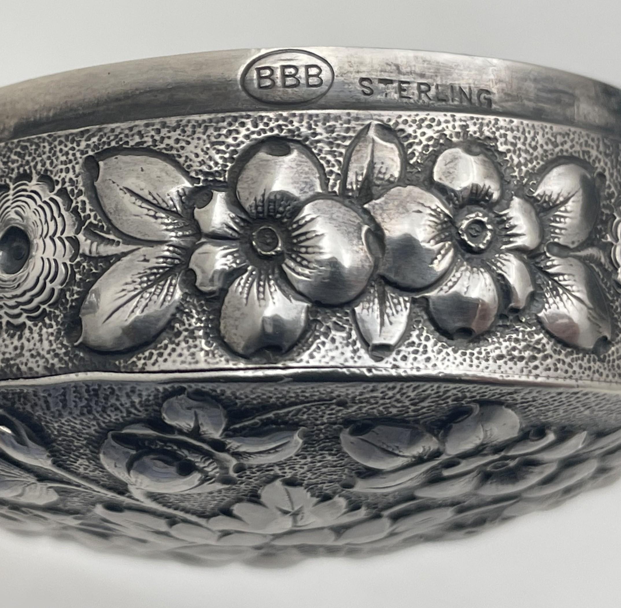 20th Century Dominick & Haff / Bailey, Banks & Biddle Sterling Silver Oval Repousse Snuff Box For Sale
