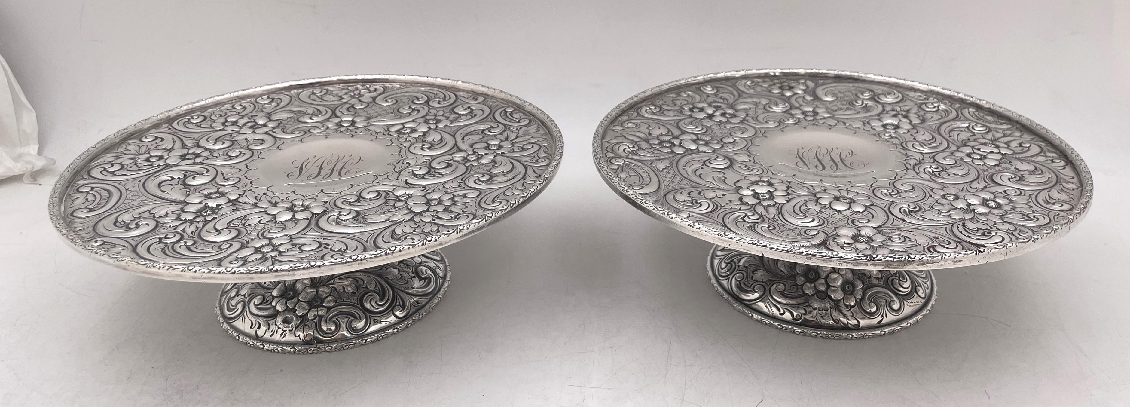 Paire de compotiers, tazze ou bols à pied en argent sterling, datant de 1908, de style Art nouveau, présentant des motifs floraux et des palmettes curvilignes. Ils mesurent 8 3/4'' de diamètre par 2 7/8'' de hauteur, pèsent 39,8 onces troy, et
