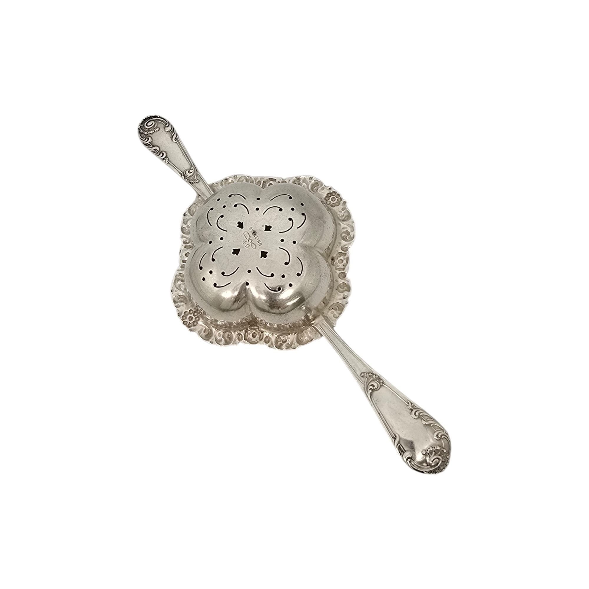 Colino da tè a fiore in argento sterling di Dominick & Haff, modello #40.

Nessun monogramma.

Questo scolapasta da tè sopra la tazza, splendidamente decorato, presenta un disegno floreale ornato e molto dettagliato e una ciotola forata, modello #40