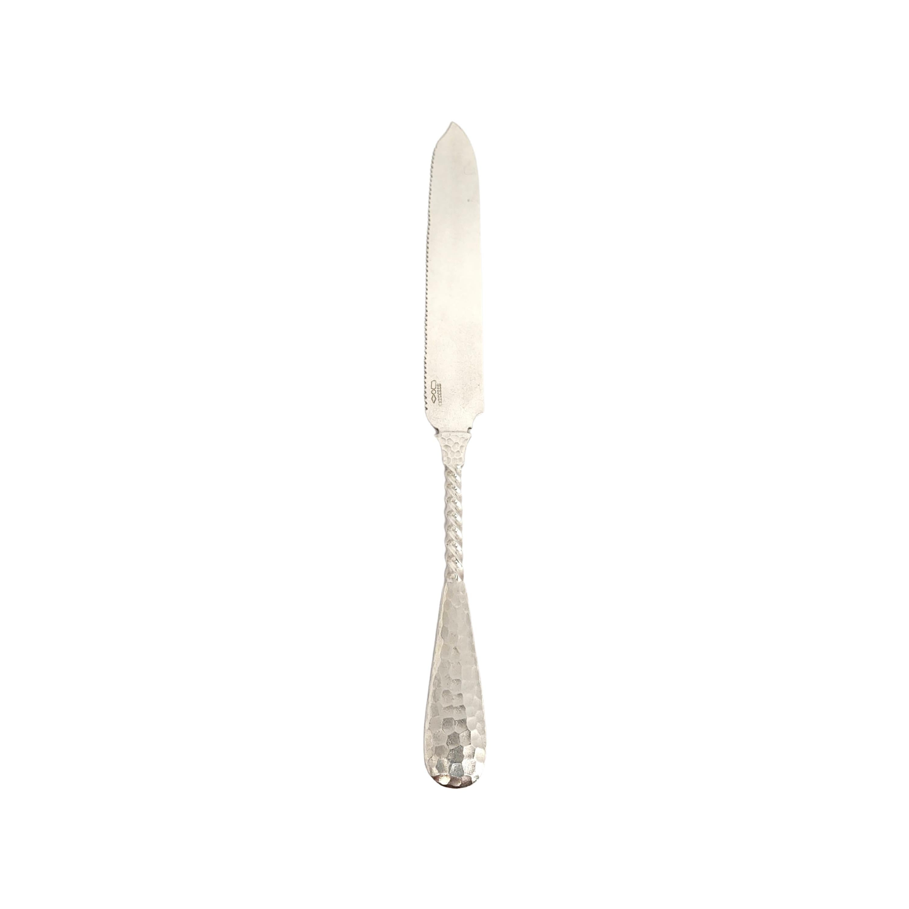 Gezacktes Messer mit gehämmertem Griff aus Sterlingsilber von Dominick & Haff.

Kein Monogramm

Dominick & Haffs handgehämmertes Messer mit Twist-Akzent-Griff und gezackter Klinge.

Maßnahmen ca. 8 