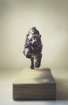 Escultura expresionista en bronce de un hombre modernista polaco saltando sobre un leopardo