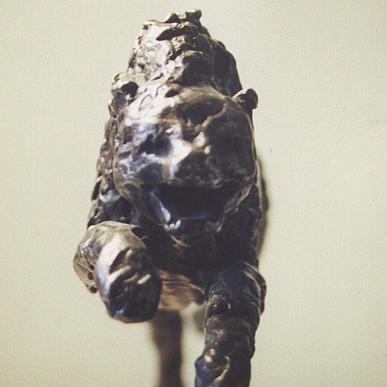 Expressionistische Kunstskulptur eines polnischen modernistischen Mannes, der Leopardenleder geht, Bronze (Moderne), Sculpture, von Dominik Albinski
