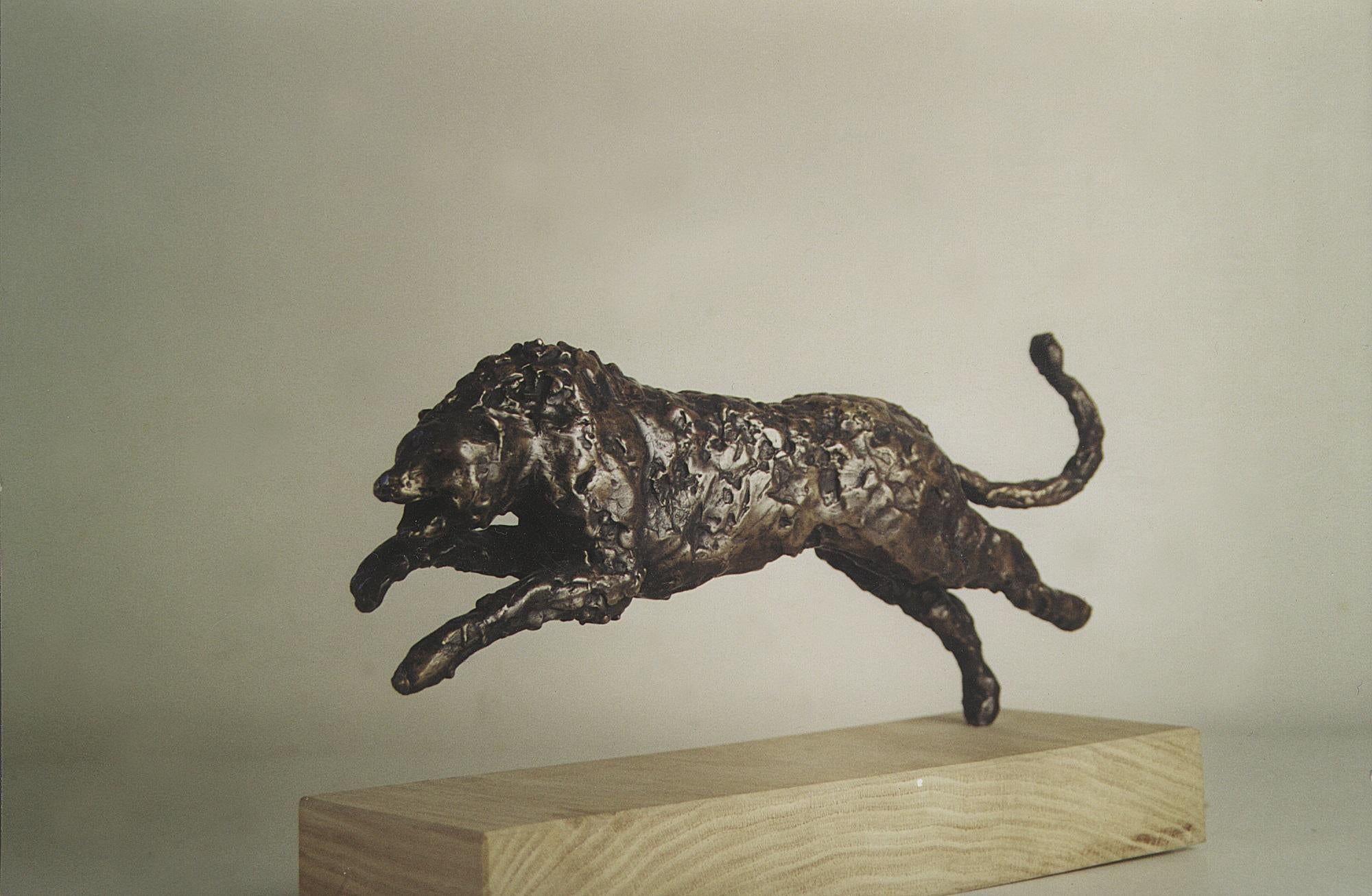 Dominik Albinski Figurative Sculpture – Expressionistische Kunstskulptur eines polnischen modernistischen Mannes, der Leopardenleder geht, Bronze