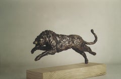 Escultura expresionista en bronce de un hombre modernista polaco saltando sobre un leopardo