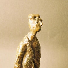 Escultura expresionista en bronce de un hombre modernista polaco paseando a su perro