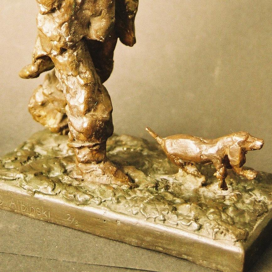 Sculpture d'art expressionniste polonaise en bronze Homme promenant un chien en vente 1