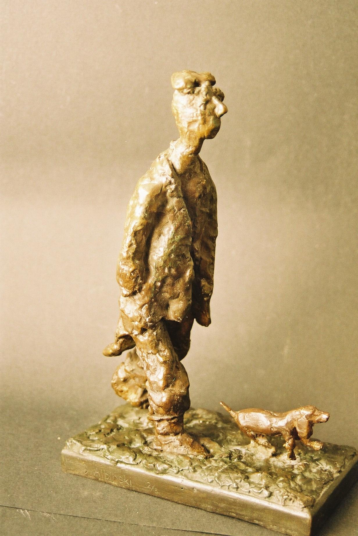 Figurative Sculpture Dominik Albinski - Sculpture d'art expressionniste polonaise en bronze Homme promenant un chien