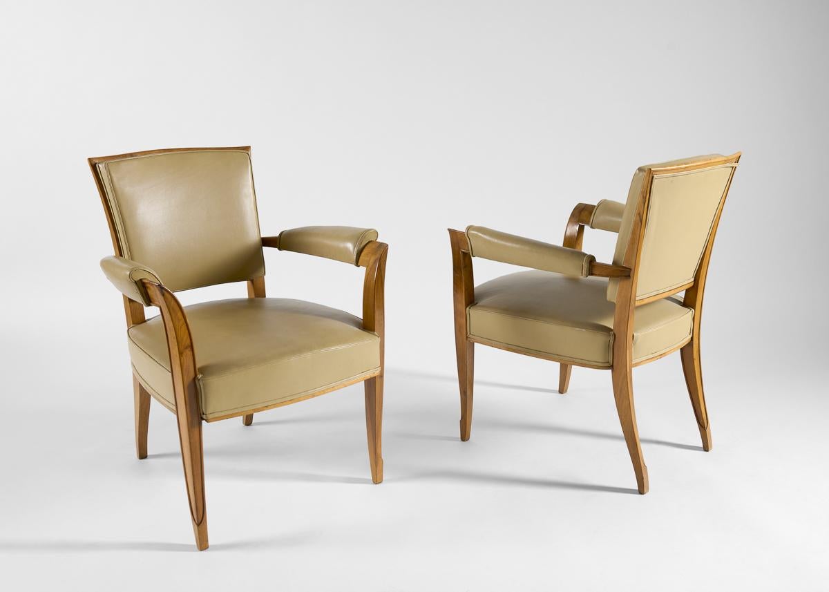 Ces fauteuils sont des variantes du fauteuil conçu par Dominique en 1947 pour le 