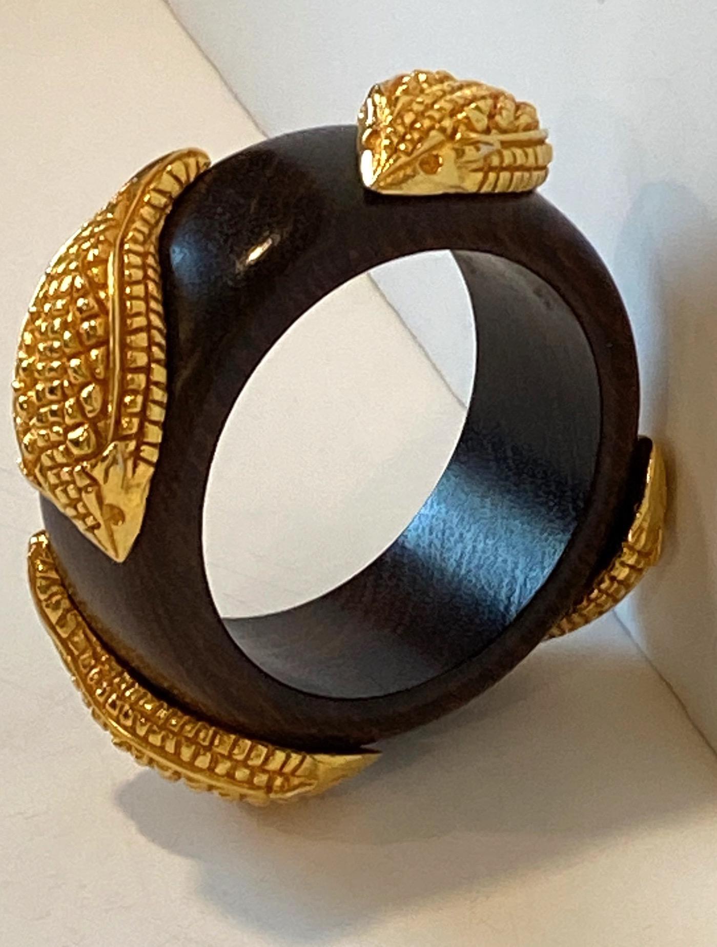 Dominique Aurientis, bracelet en bois et armadillo doré des années 1980 Unisexe en vente