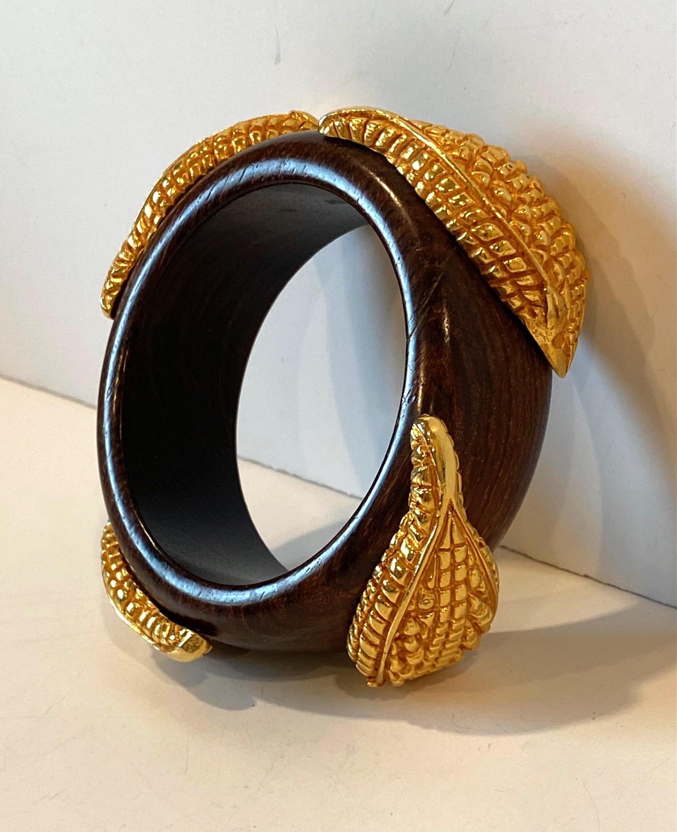 Dominique Aurientis, bracelet en bois et armadillo doré des années 1980 en vente 1