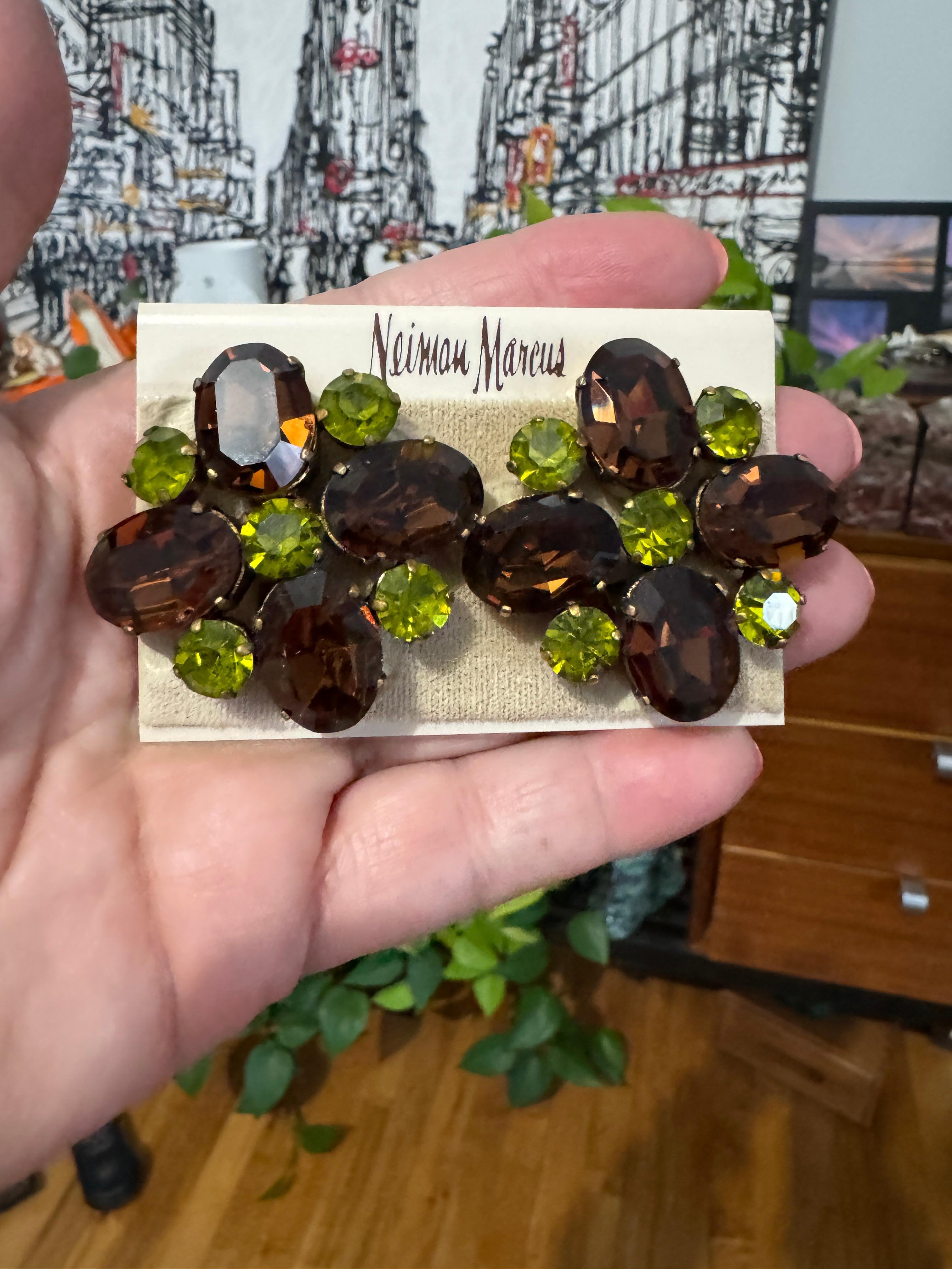 Dominique Aurientis Boucles d'oreilles en pierres de Rhin vertes et brunes, jamais portées 1980 en vente 1