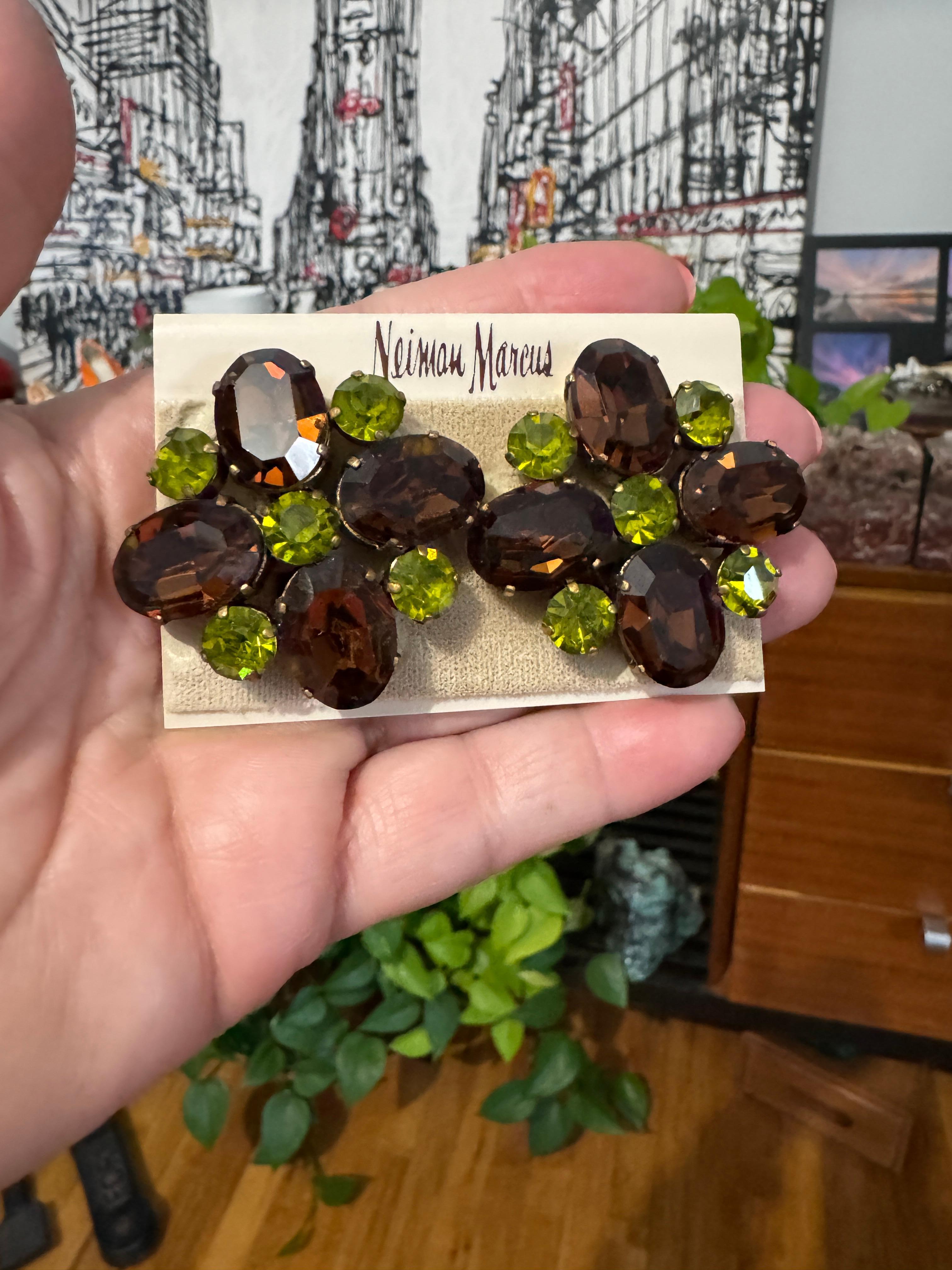 Dominique Aurientis Boucles d'oreilles en pierres de Rhin vertes et brunes, jamais portées 1980 en vente 2