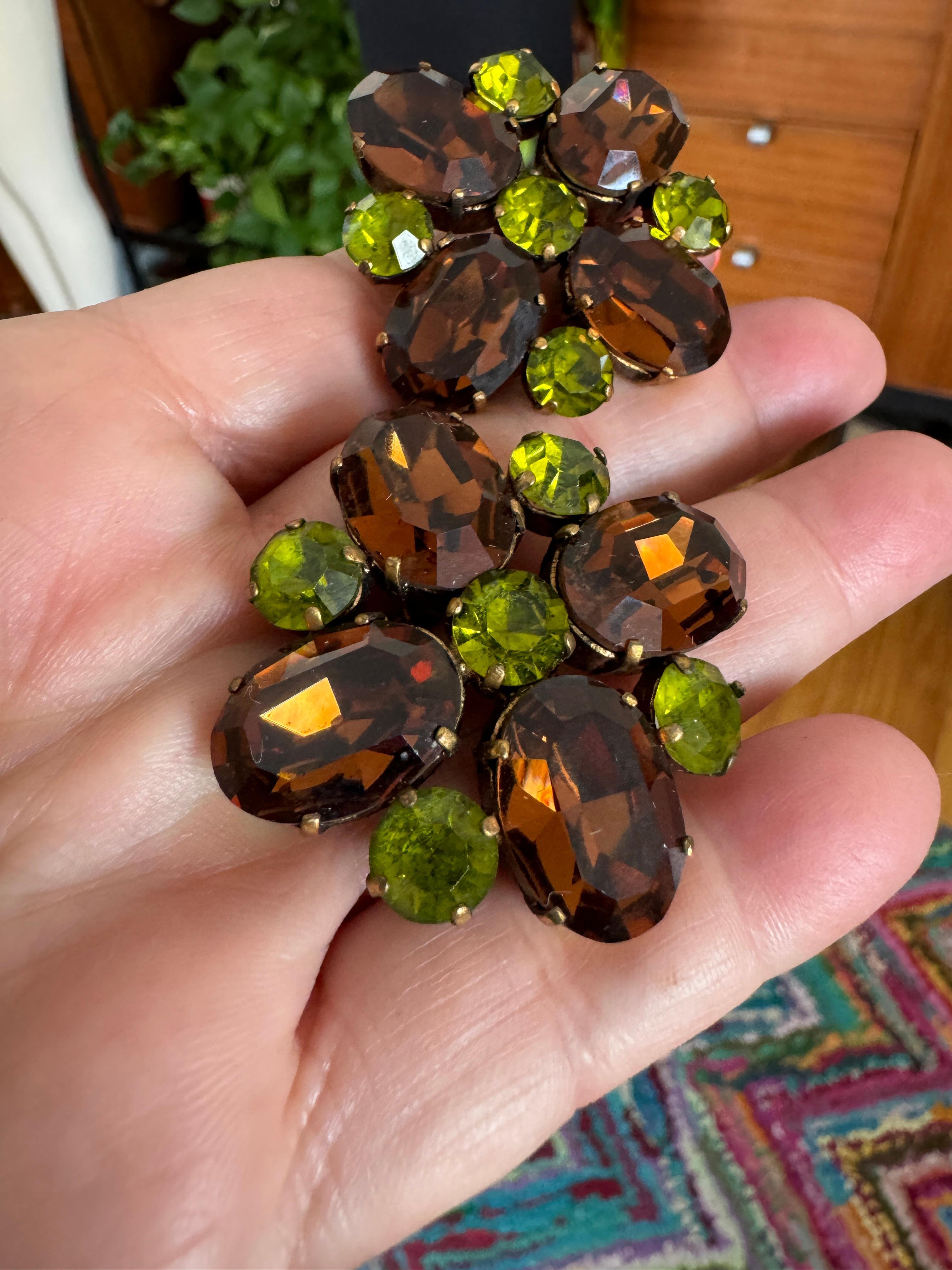 Dominique Aurientis Boucles d'oreilles en pierres de Rhin vertes et brunes, jamais portées 1980 en vente 4