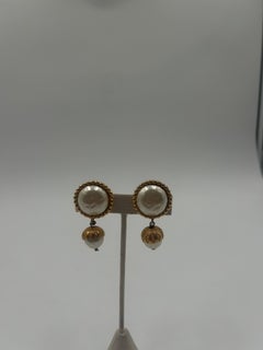 Dominique Aurientis Faux-Perle und Gold getönte Clip-On Ohrringe