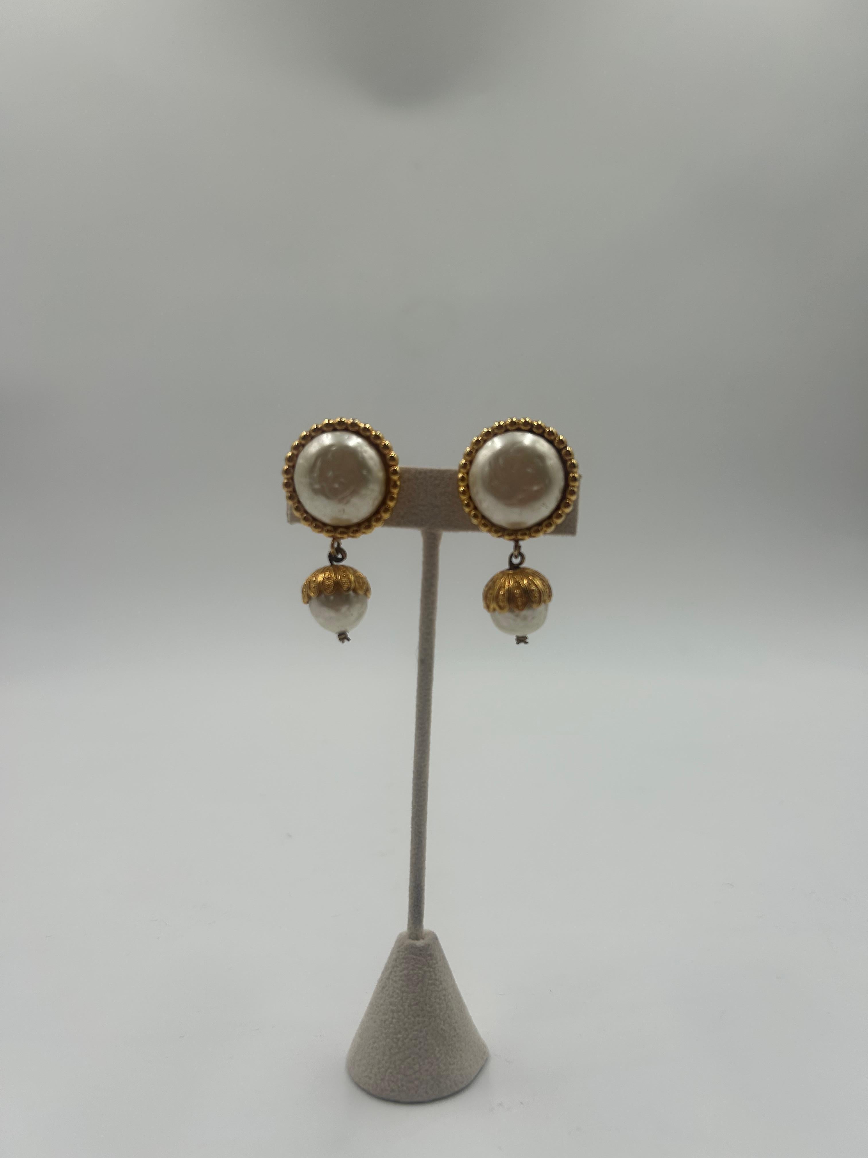 Pendientes de clip Dominique Aurientis de imitación de perla y tono dorado Negro en venta