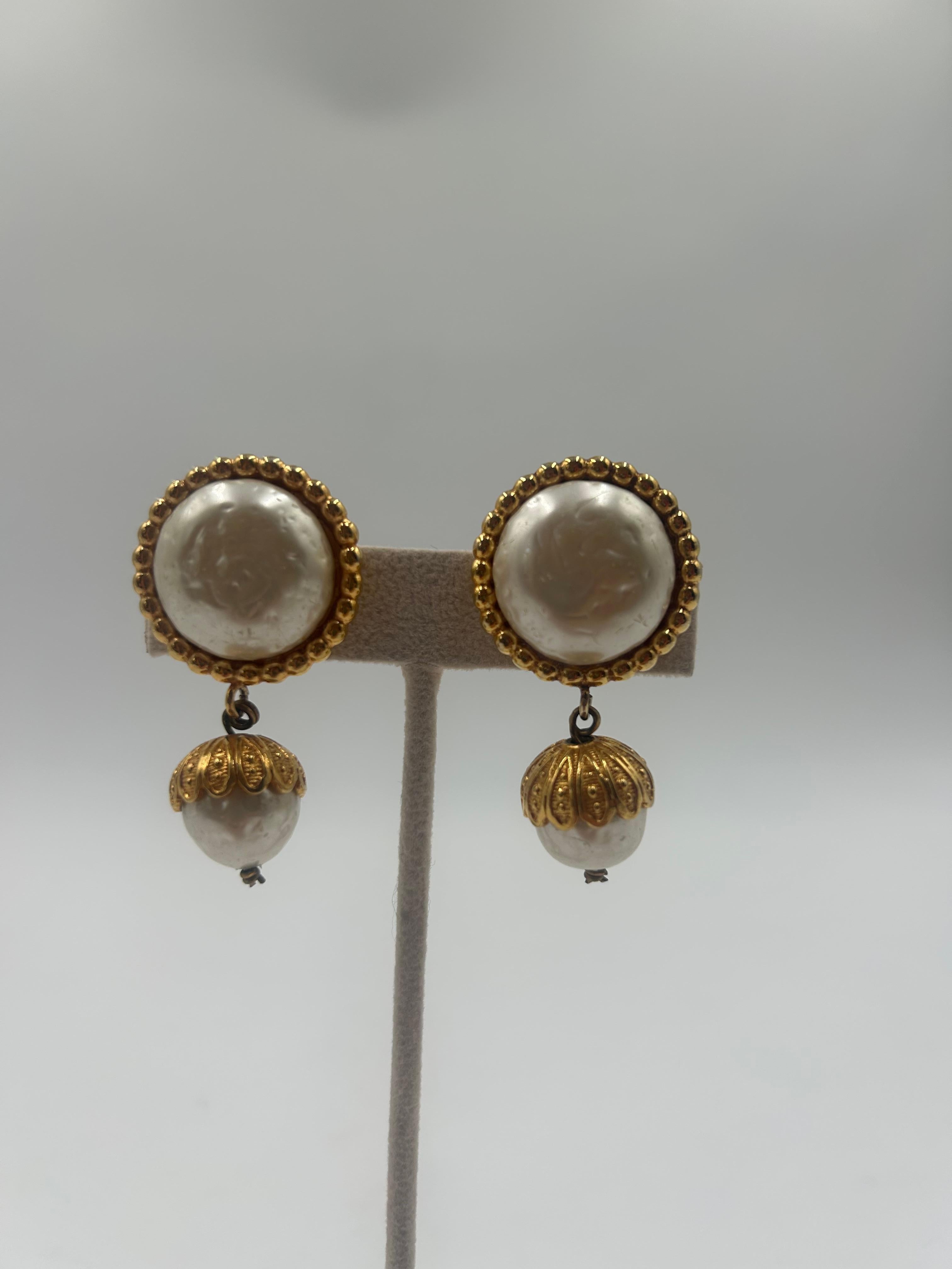 Pendientes de clip Dominique Aurientis de imitación de perla y tono dorado en Bueno estado para la venta en Palm Beach, FL