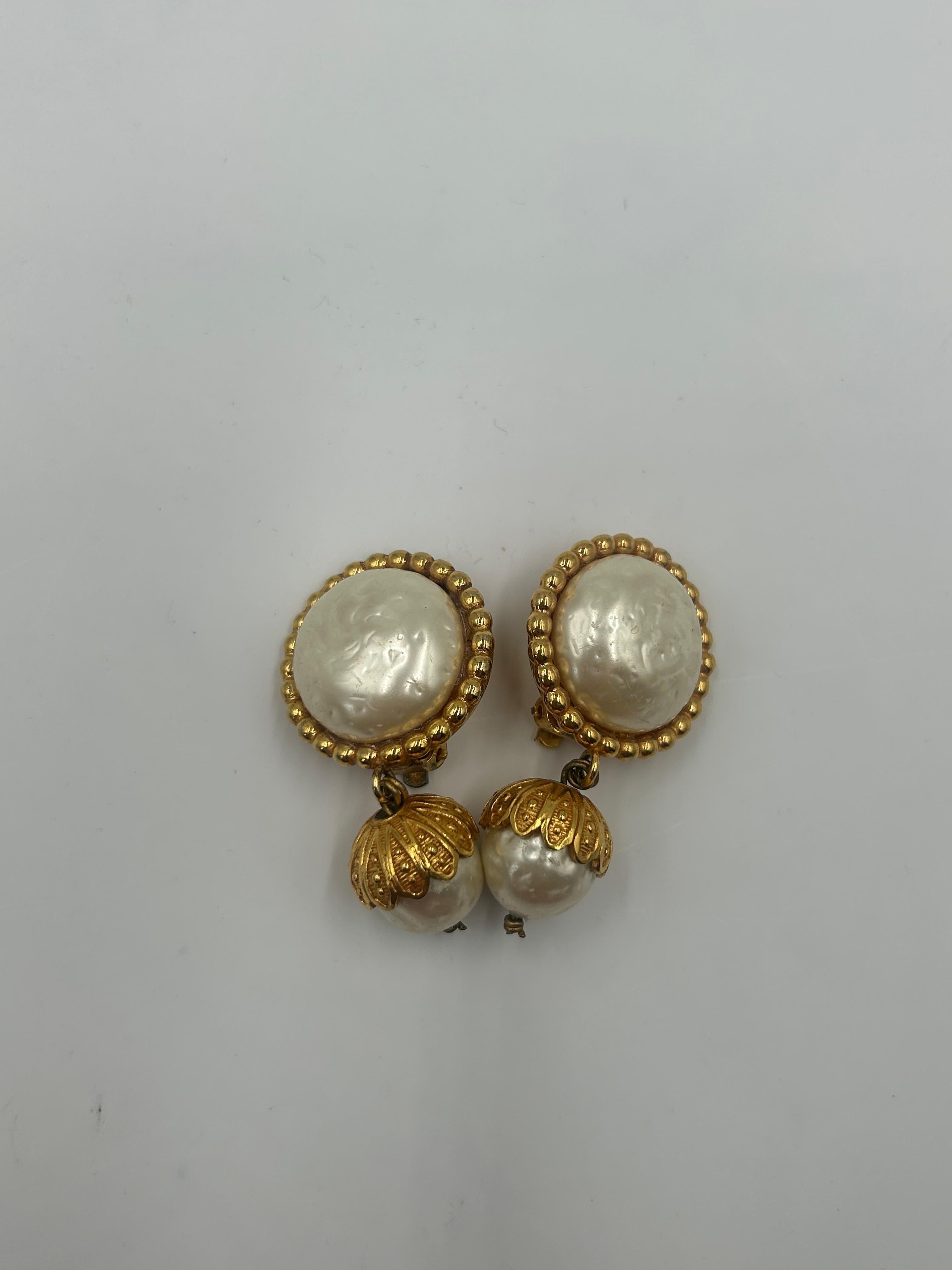 Pendientes de clip Dominique Aurientis de imitación de perla y tono dorado en venta 1
