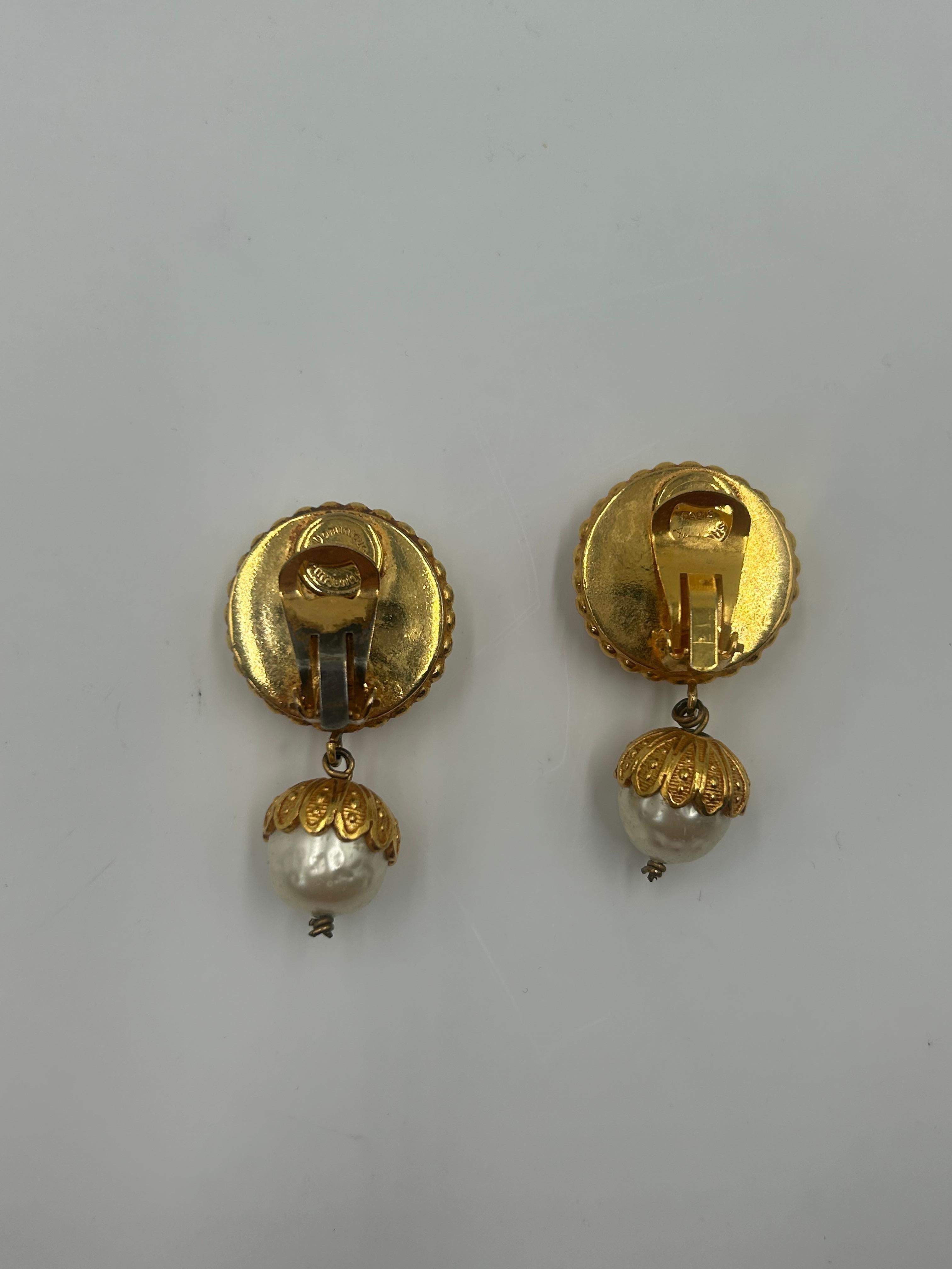 Pendientes de clip Dominique Aurientis de imitación de perla y tono dorado en venta 2