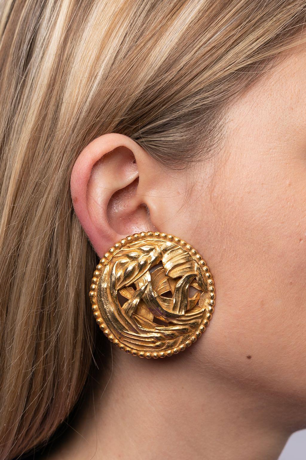 Dominique Aurientis - Gilted metal clip-on earrings representing wheat ears.

Additional information:
Dimensions: Ø 5 cm (Ø 1.97