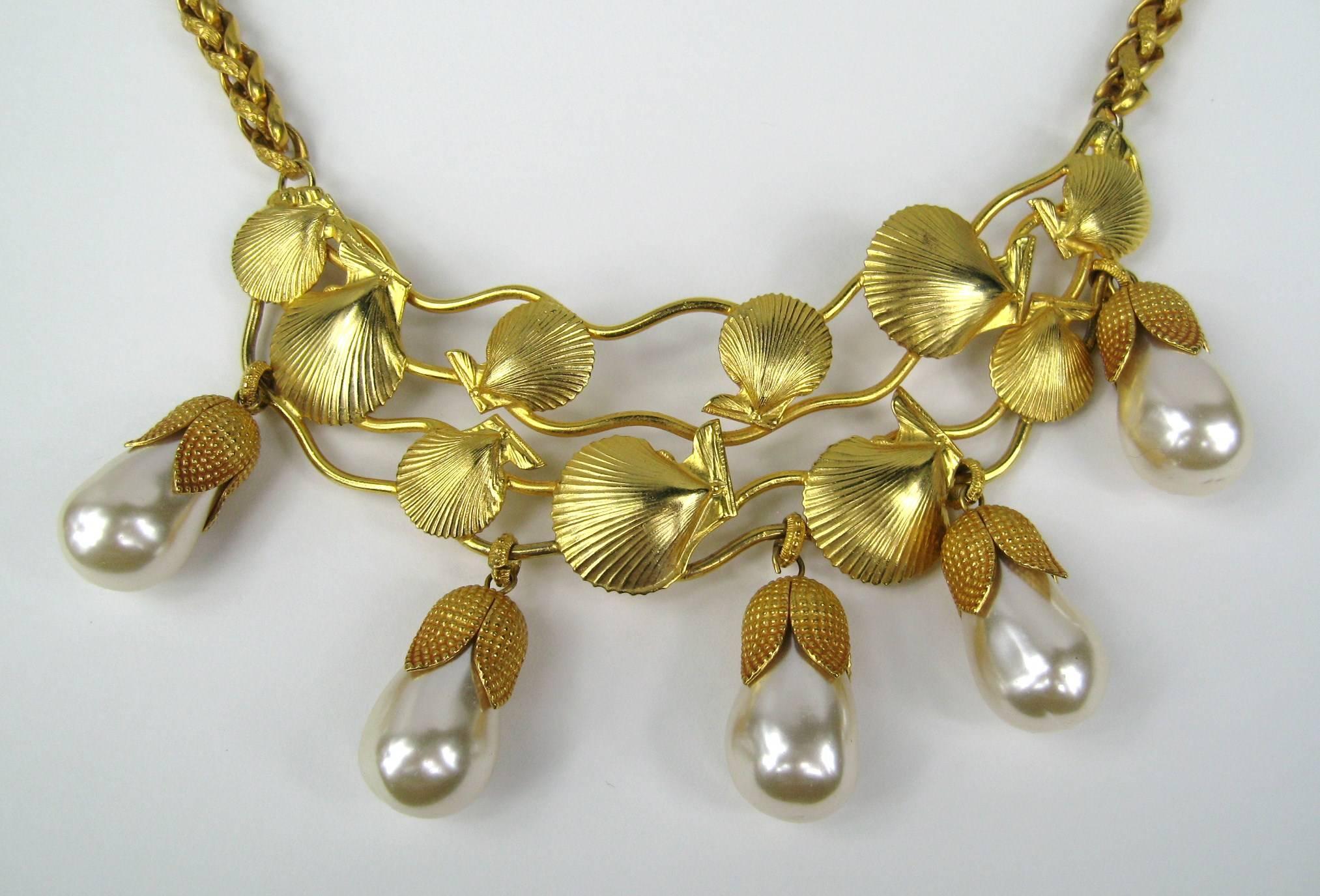 Collana a goccia di perle finte dorate di Dominique Aurientis con uno splendido motivo a conchiglia. La collana misura 17 pollici da un capo all'altro e scende di 2,75 cm. Questa designer francese di gioielli ha una vasta clientela internazionale ed