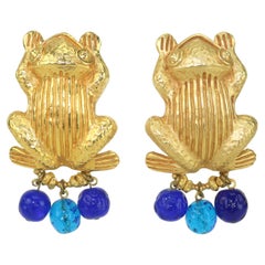 Dominique Aurientis Boucles d'oreilles grenouille en plaqué or avec pampilles en verre Gripoix, 1980's