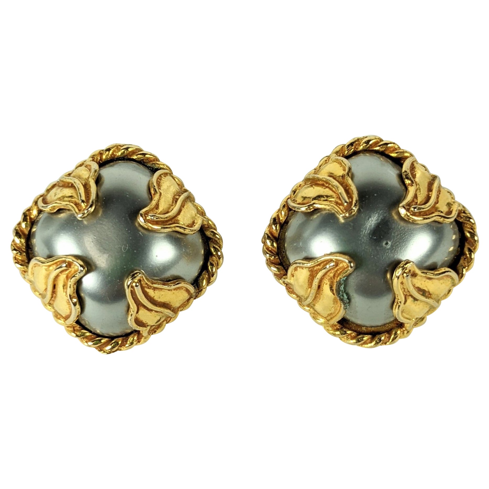 Boucles d'oreilles en perles grises de Dominique Aurientis en vente